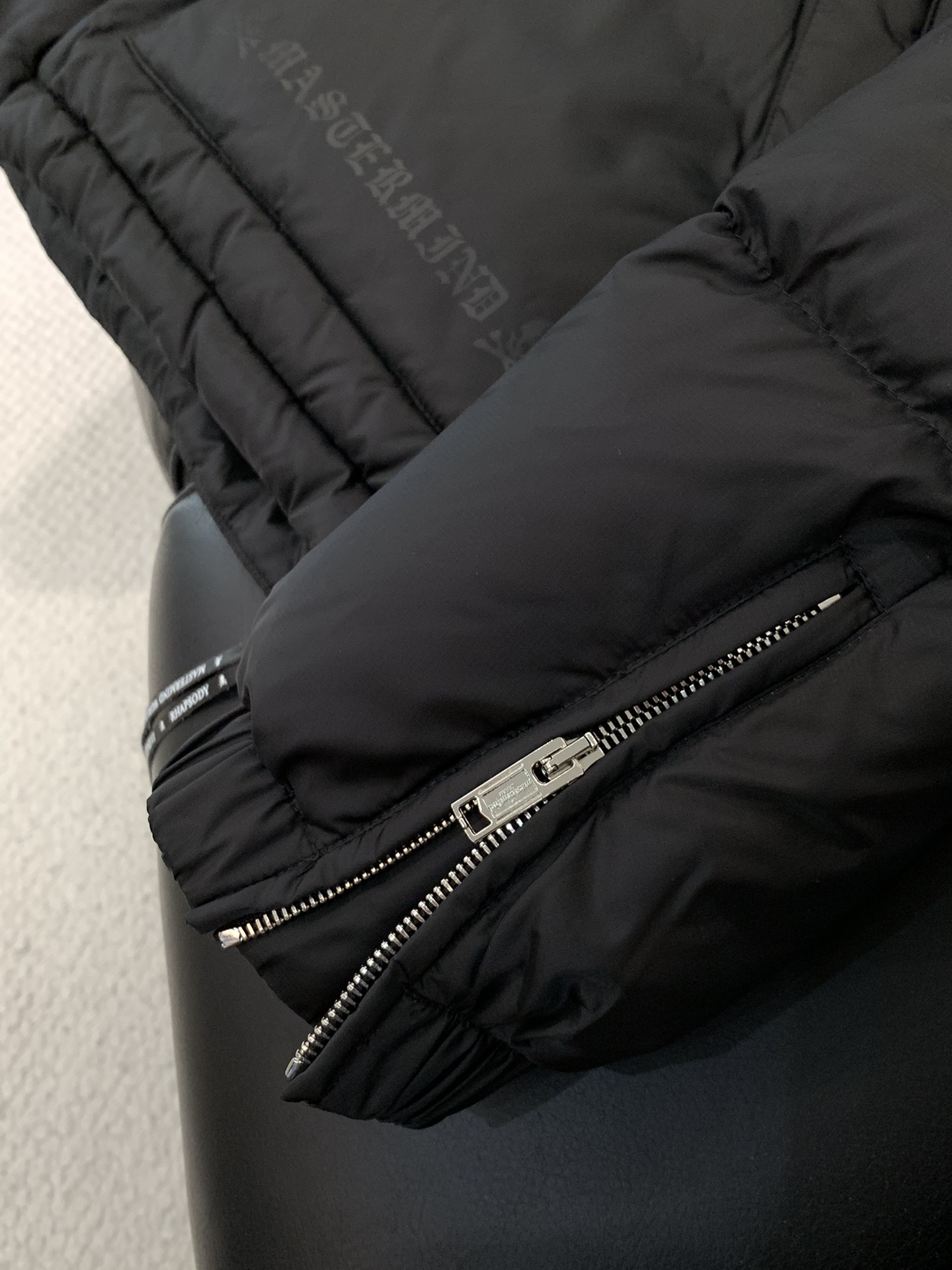 ，蓬松至极…MMJ日本潮牌始祖面包羽绒服。潮流战斗机中的战斗机。超帅的短立领设计。辅料细节超级精致。日本