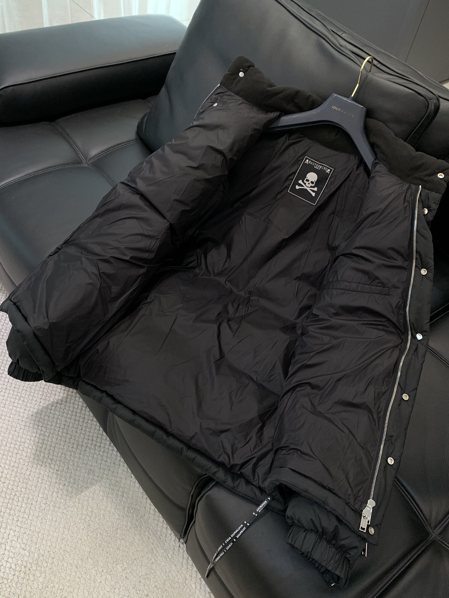 ，蓬松至极…MMJ日本潮牌始祖面包羽绒服。潮流战斗机中的战斗机。超帅的短立领设计。辅料细节超级精致。日本