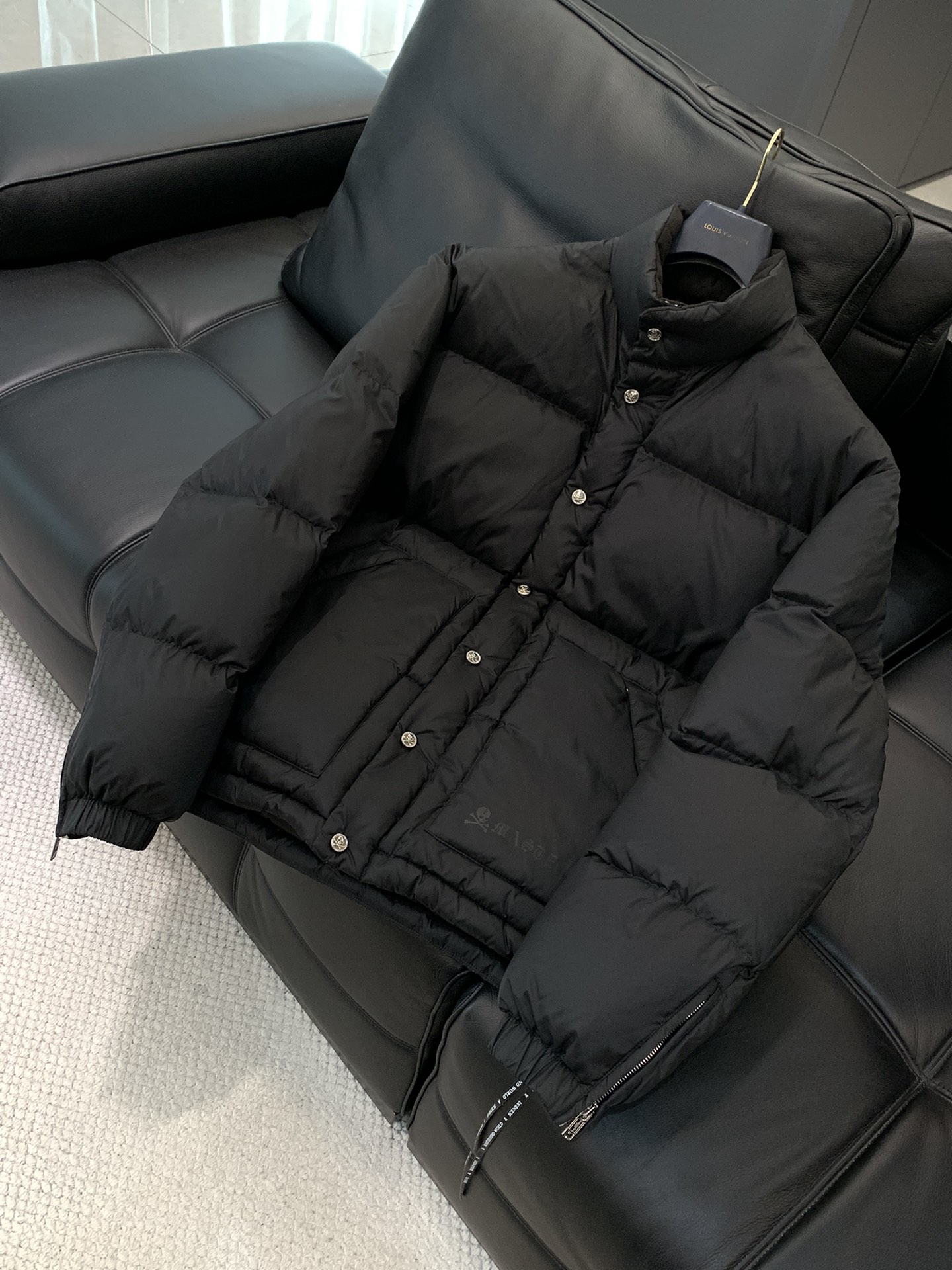 ，蓬松至极…MMJ日本潮牌始祖面包羽绒服。潮流战斗机中的战斗机。超帅的短立领设计。辅料细节超级精致。日本