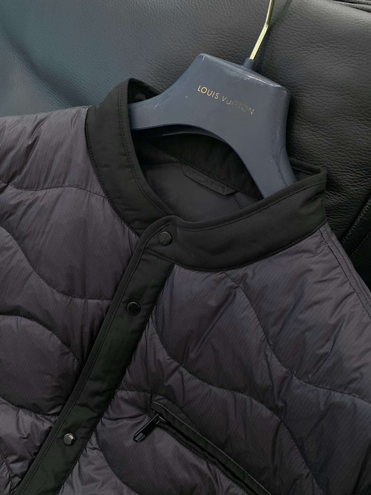 ，CP 撞色轻便羽绒服、尾单、官网新品。售价4060+ 白鸭绒毛填充、充绒量足、蓬松、饱满、轻盈保暖。客