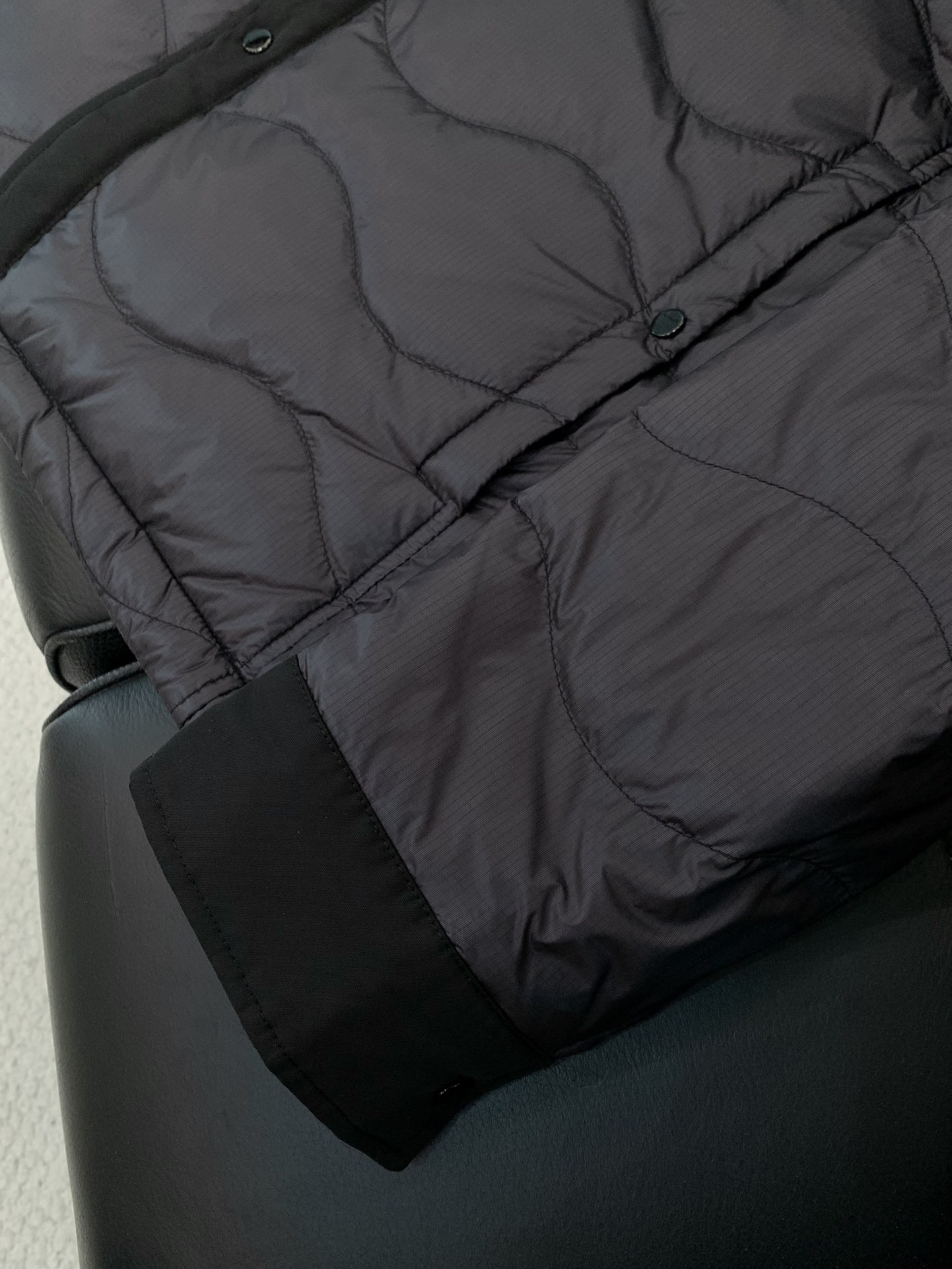 ，CP 撞色轻便羽绒服、尾单、官网新品。售价4060+ 白鸭绒毛填充、充绒量足、蓬松、饱满、轻盈保暖。客