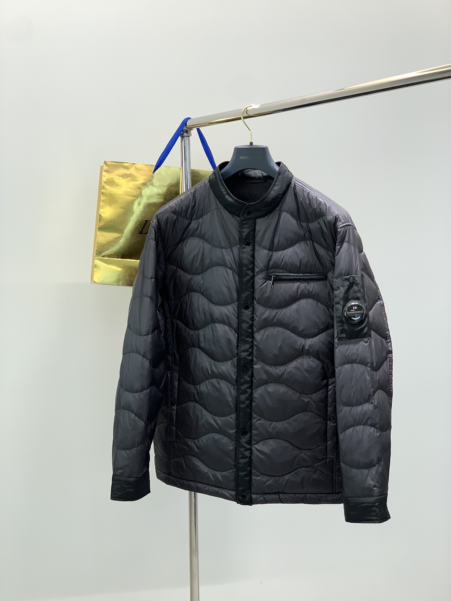 ，CP 撞色轻便羽绒服、尾单、官网新品。售价4060+ 白鸭绒毛填充、充绒量足、蓬松、饱满、轻盈保暖。客