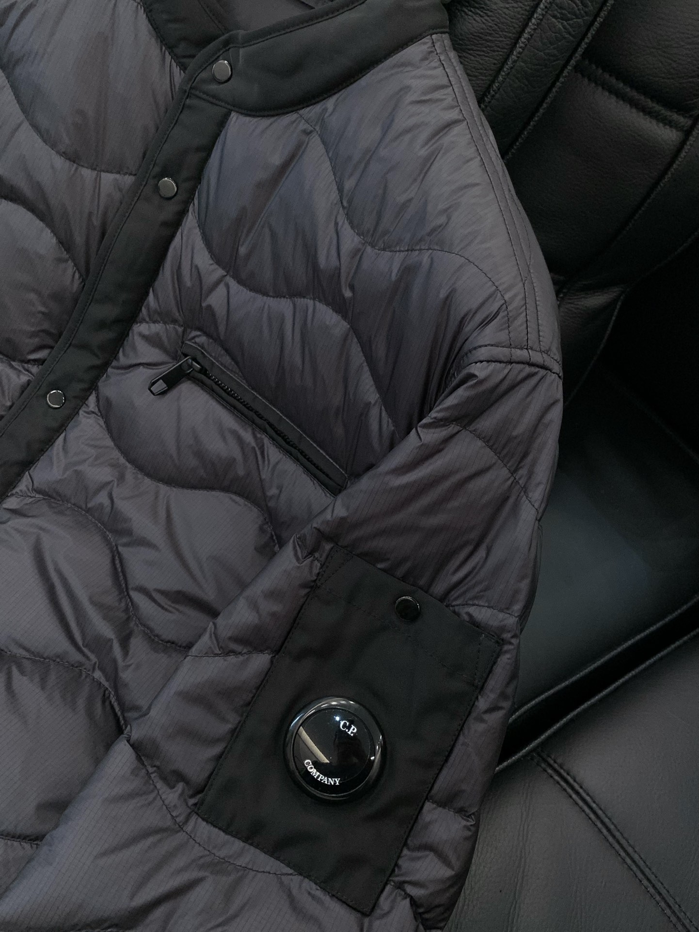 ，CP 撞色轻便羽绒服、尾单、官网新品。售价4060+ 白鸭绒毛填充、充绒量足、蓬松、饱满、轻盈保暖。客