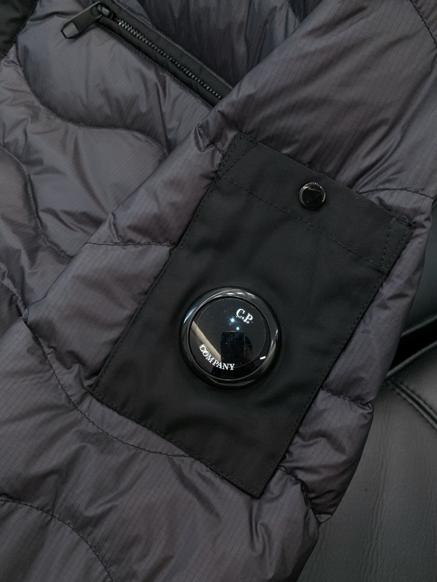 ，CP 撞色轻便羽绒服、尾单、官网新品。售价4060+ 白鸭绒毛填充、充绒量足、蓬松、饱满、轻盈保暖。客