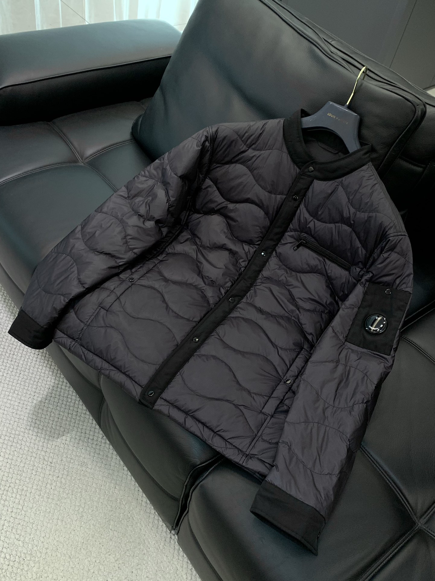 ，CP 撞色轻便羽绒服、尾单、官网新品。售价4060+ 白鸭绒毛填充、充绒量足、蓬松、饱满、轻盈保暖。客