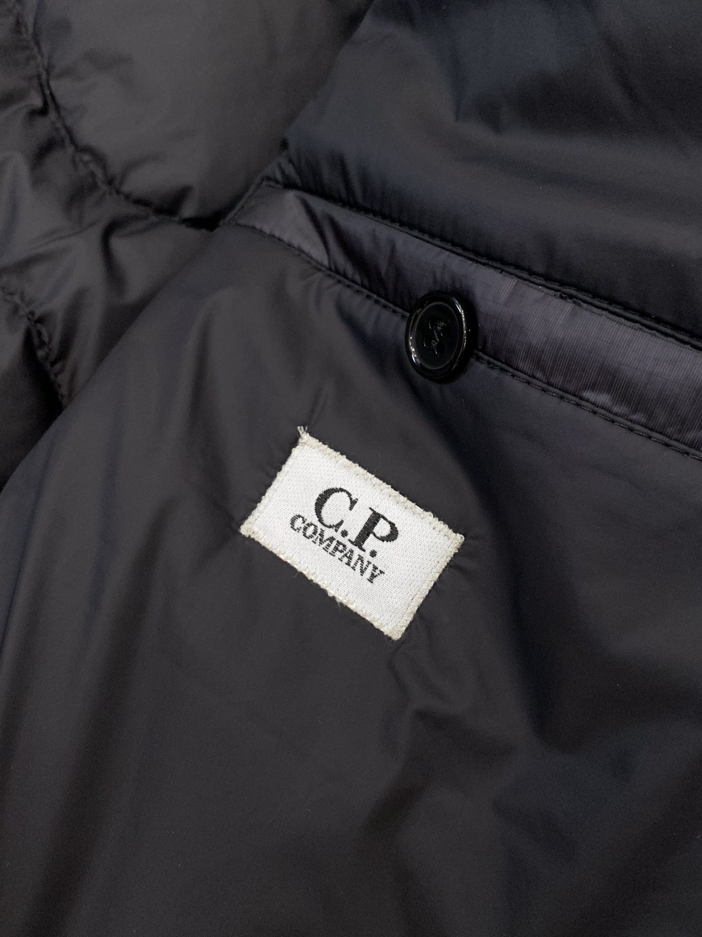 ，CP 撞色轻便羽绒服、尾单、官网新品。售价4060+ 白鸭绒毛填充、充绒量足、蓬松、饱满、轻盈保暖。客