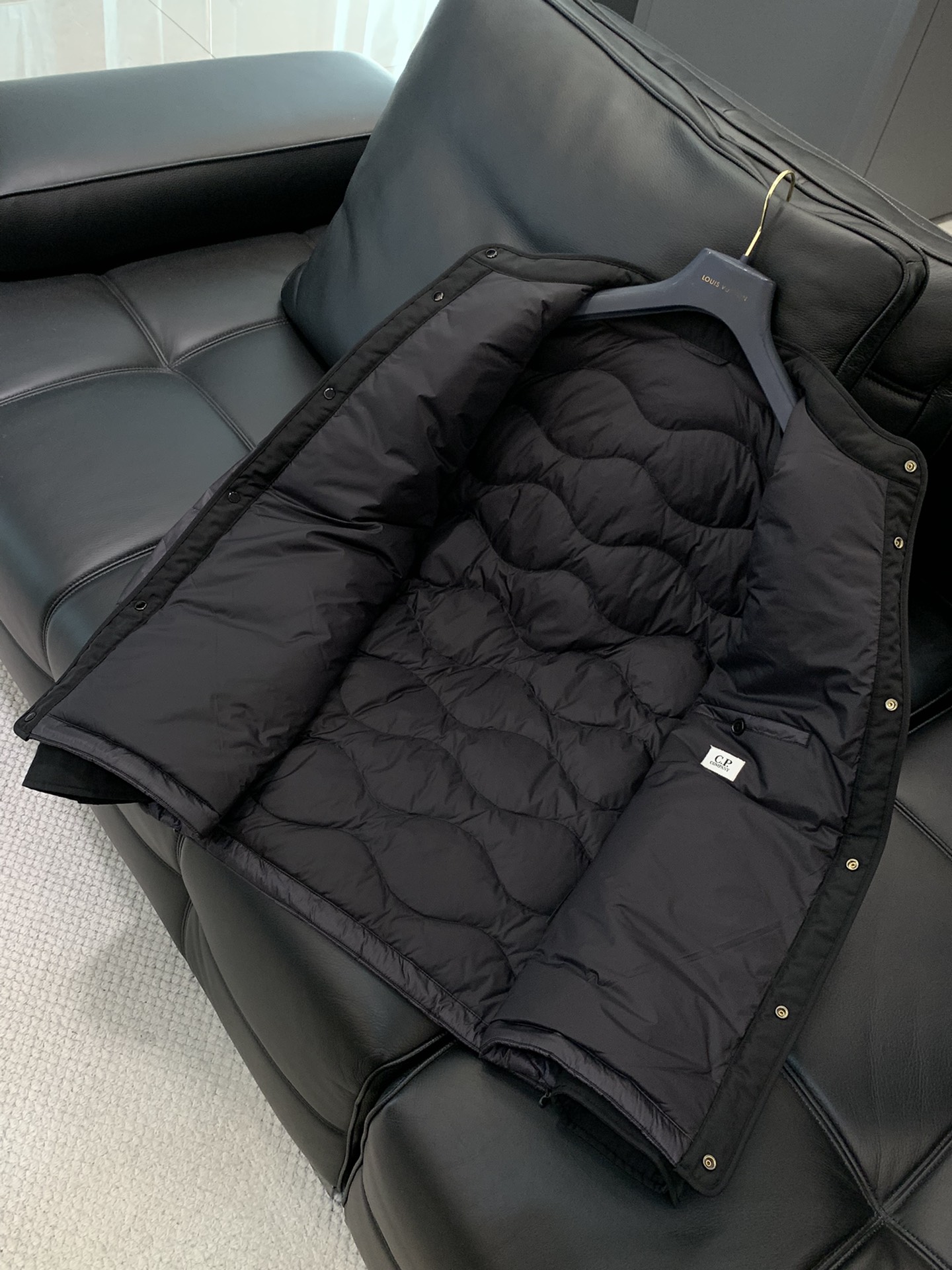 ，CP 撞色轻便羽绒服、尾单、官网新品。售价4060+ 白鸭绒毛填充、充绒量足、蓬松、饱满、轻盈保暖。客