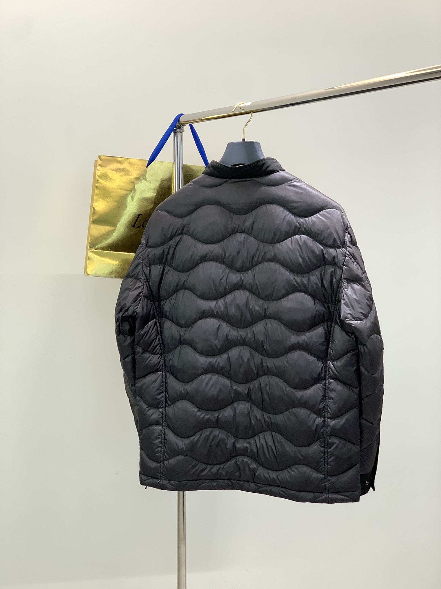 ，CP 撞色轻便羽绒服、尾单、官网新品。售价4060+ 白鸭绒毛填充、充绒量足、蓬松、饱满、轻盈保暖。客