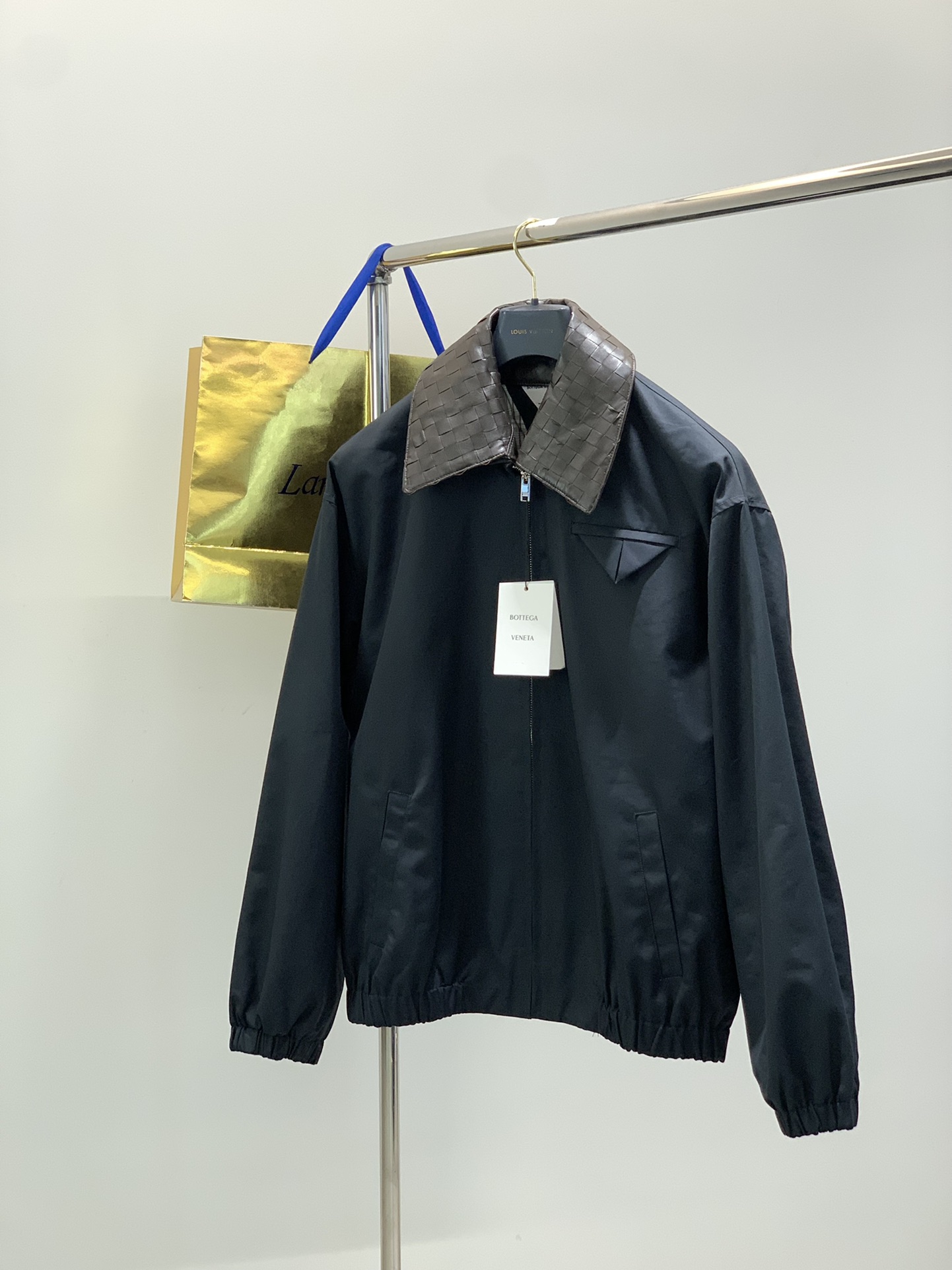 NO:611044,, Bottega Veneta BV Bottega Veneta SS25 Intrecciato woven leather collar cotton zipper jacket, men's style, midnight blue, order the original fabric through craft channels. The navy blue fabric is 52 cotton and 48 nylon. The inner plaid fabric uses cotton fabric. The leather collar is pure handmade lambskin collar. Laser cutting and hand weaving. Strict quality control. Classic inverted triangle on the chest. Matched with 3-hole V-shaped horn buckle. Iconic Bottega Intrecciato  The woven leather collar is low-key and unobtrusive, but yet instantly recognizable. The 'design sense hidden in the details' is really very Bottega!  Girls wear it with a more sassy and cool contrast. The light plaid lining contrasts sharply with the dark blue!  The leather collar can be freely detached. Each genuine leather collar is hand-woven. Size 44 46 48 50 SML  veneta,jackets & coats,jackets & coats,sheepskin,alexander wang19860909,Bottega Veneta BV葆蝶家 SS25 Intrecciato编织皮领棉质拉链夹克外套 男款 午夜蓝 工艺渠道订购到原厂面料 藏青面料为52棉48锦纶 内里格纹面料应用棉织布 皮领是纯手工小羊皮领 激光裁剪手工编织 严格把控品质 胸前经典的倒三角 搭配3孔V字型牛角扣 标志性的Bottega Intrecciato 编织皮领 低调到不张扬,却又让人一眼识别 “藏在细节里的设计感”,真的非常Bottega！ 女生穿起来更有一种又飒又酷的反差感 内衬的浅色格纹 和深蓝色形成鲜明反差！ 皮领可以自由拆卸 每条真皮领都是纯手工编织 尺码44 46 48 50   SML XL 衣长 68 70 72 74 胸围: 120124128 132 袖长59 60 61 62 肩宽57 58 59 60,,bottega veneta,bottega veneta,bottega veneta,jackets & coats,jackets & coats,sheepskin,alexander wang,Men's clothing