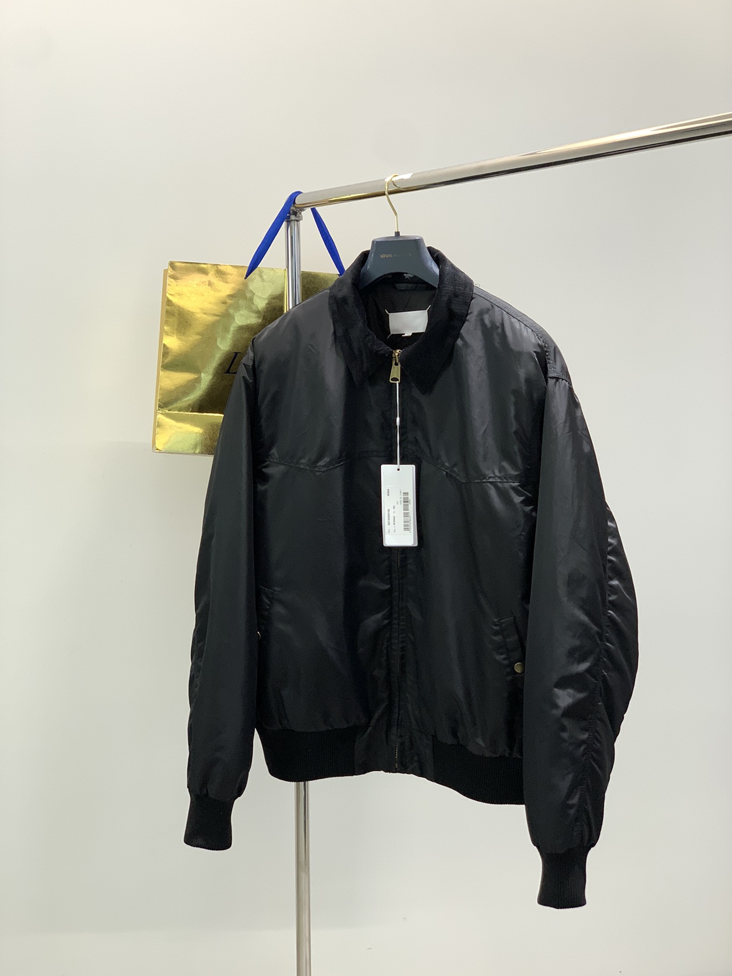 NO:611054,, Maison Margiela 25FW Maison Margiela new loose-fitting jacket with four-corner stitching. Original version purchased for 2W. 1:1 in-depth restoration. All details are matched. The body is made of nylon fabric. Silky and advanced. The inner filling is 160g snowflake cotton. The upper body is light and not bloated. The zipper buttons are all produced in the same way. Basic model. Classic hand-made four-corner stitching on the back. The upper body is classic and versatile. The loose version does not pick on the figure. Color is black. Size 46 48  50 52 Model 545495 Length Bust Shoulder Width Sleeve Length S 72 144 5869 M 74148 5970 L 76152 6071 XL78156 6172,,masion margiela,jackets & coats,jackets & coats,alexander wang19860909,Maison Margiela 25FW 马吉拉四角缝线新款宽松夹克棉服外套 原版2W购入 1:1深度还原 所有细节均对版 衣身采用锦纶面料 丝滑且高级 内里填充160g雪花棉 上身轻盈不臃肿 拉链纽扣 全部一致出品 基础款 后面经典手工四角缝线 上身经典百搭 宽松版型不挑身材 颜色黑色 尺码46 48 50 52 型号545495 衣长胸围肩宽 袖长 S 72 144 5869 M 74148 5970 L 76152 6071 XL78156 6172,,masion margiela,jackets & coats,jackets & coats,alexander wang,Men's clothing