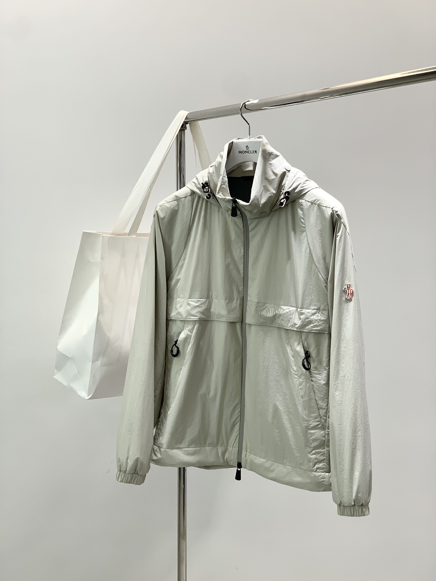 NO:611040,, Mengkou 2025 Autumn and Winter Mon*ler Negara Hidden and Convenient Stand-up Collar Cotton Jacket Jacket Classic Grenoble series, the shape design is specially designed to add fashion to outdoor activities, with sun and wind protection texture. Made of technologically fine GRAMART nylon nylon fabric, the fine and lightweight fabric is anti-wrinkle and windproof, breathable, comfortable and not stuffy. The fabric has a woven grid texture and has good thermoplasticity and antistatic properties.  The thin cotton padding inside adds a layer of protection against the temperature difference in autumn and winter. The hidden stylish stand-up collar design and punched logo create a sunny atmosphere for urban life and outdoor leisure activities. It comes with a storage bag for lightweight storage. The classic Eiffel Tower badge logo gives it a new meaning of attitude and consideration. The functional Look zipper closure highlights the brand's unique sharpening style. Same style for men and women. Color: black/off-white Size: 1=S 2=M 3=L 4=XL  Size 1: Bust 116cm - Clothing length 67cm - Shoulder width 55cm - Sleeve length 62cm Size 2: Bust 120cm - Clothing length 69cm - Shoulder width 57cm - Sleeve length 63cm Size 3: Bust 124cm - Clothing length 71cm - Shoulder width 59cm - Sleeve length 64cm  Size 4: Bust 128cm - Length 73cm - Shoulder width 60cm - Sleeve length 65cm,,Moncler,jackets & coats,jackets & coats,alexander wang19860909,蒙口2025秋冬Mon*ler Negara隐藏便捷立领棉服夹克外套冲锋衣 经典Grenoble系列,造型设计专为户外活动增添时尚,防晒防风防护肌理. 科技细密GRAMART锦纶尼龙面料制成,细腻轻质的面料抗皱防风,透气舒适不闷热.面料自带织格肌理,拥有良好的热塑性和抗静电性. 内里附带薄棉垫层为秋冬季节温差增添一份防护.隐藏式时尚立领设计冲孔标识营造都市生活和户外休闲活动的阳光气息. 自带收耐袋一枚轻便收纳.经典铁塔徽章标识赋予其崭新含义的态度与考量.功能性Look拉链开合突出品牌的别样锐化风格. 男女同款 颜色:黑色/米白色 尺码:1=S 2=M 3=L 4=XL 1码:胸围116cm-衣长67cm-肩宽55cm-袖长62cm 2码:胸围120cm-衣长69cm-肩宽57cm-袖长63cm 3码:胸围124cm-衣长71cm-肩宽59cm-袖长64cm 4码:胸围128cm-衣长73cm-肩宽60cm-袖长65cm,,Moncler,jackets & coats,jackets & coats,alexander wang,Men's clothing