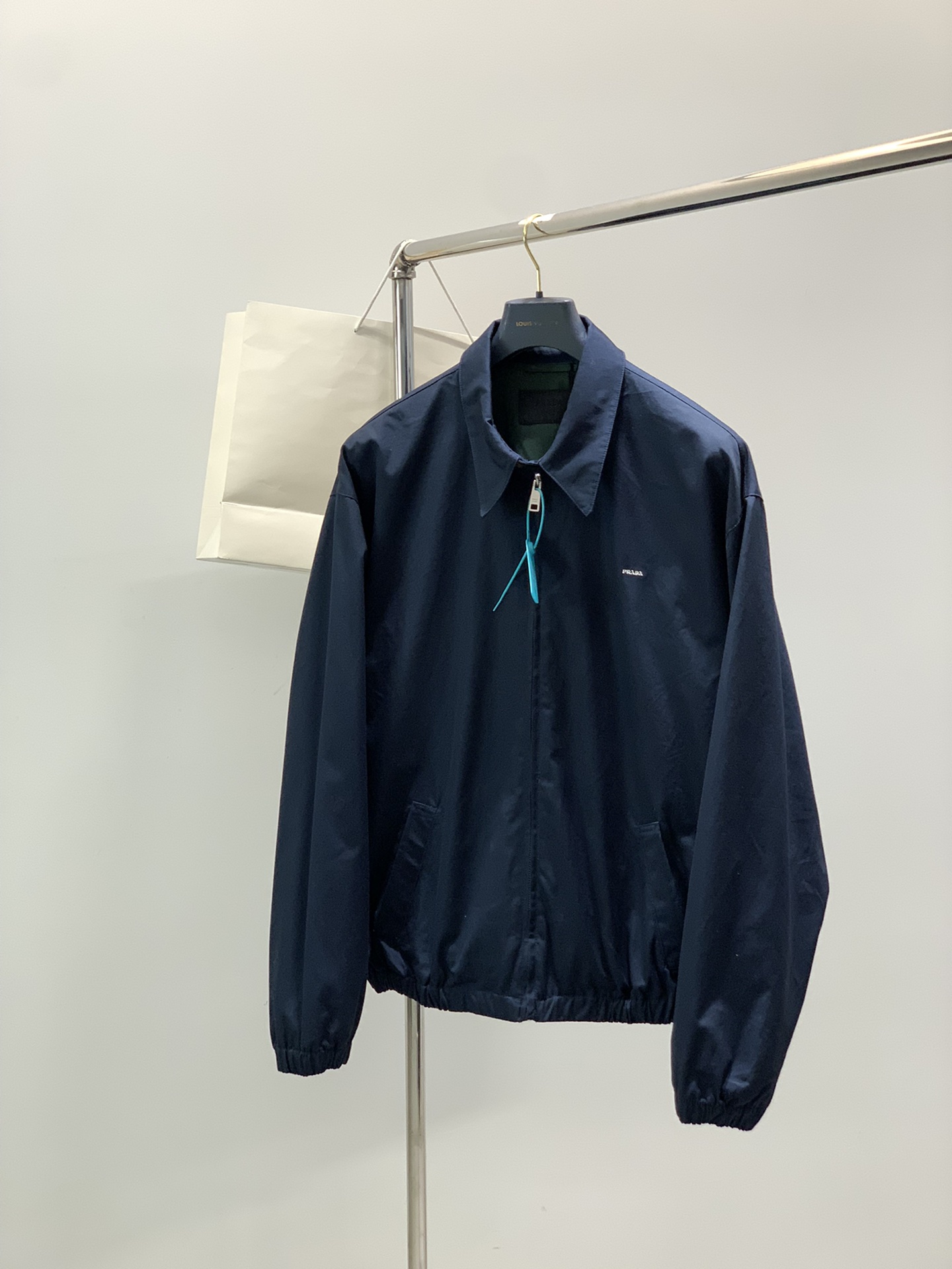 NO:611078,, PRADA Prada FW25 classic Harrington British style gentleman cotton jacket. Original two pieces purchased for 4w for development. The fabric color sample is customized for one month. The same cotton canvas dyeing process is used as the original version. Minimum order is 1,000 meters. 2 styles of linings. 4 colors are dyed according to the original version. Enzyme washing is also performed after the garment is finished to give the fabric a slightly old feel. The classic brand embroidered logo on the chest can be worn in daily wear. The pattern craftsmanship is top level.  Welcome to taste Color navy dark gray Size 48 50 52 54 Length Bust Shoulder width Sleeve length S 68 134 5762 M 70138 5863 L 72142 5964 XL74146 6065,,prada,prada,jackets & coats,jackets & coats,alexander wang19860909,PRADA 普拉达 FW25 经典哈林顿英伦风绅士棉质夹克外套 原版两件4w购入开发 面料色样定制一个月 跟原版一致采用全棉帆布染色工艺 千米起订 2个款内里布 4个颜色均对照原版染色 成衣后还要进行酵素洗让面料再有一种微微做旧感 胸前经典的品牌刺绣Logo 日常穿搭都可驾驭 版型工艺 顶级水准 欢迎品鉴 颜色藏蓝 深灰 尺码48 50 52 54  衣长胸围肩宽 袖长 S 68 134 5762 M 70138 5863 L 72142 5964 XL74146 6065,,prada,prada,jackets & coats,jackets & coats,alexander wang,Men's clothing