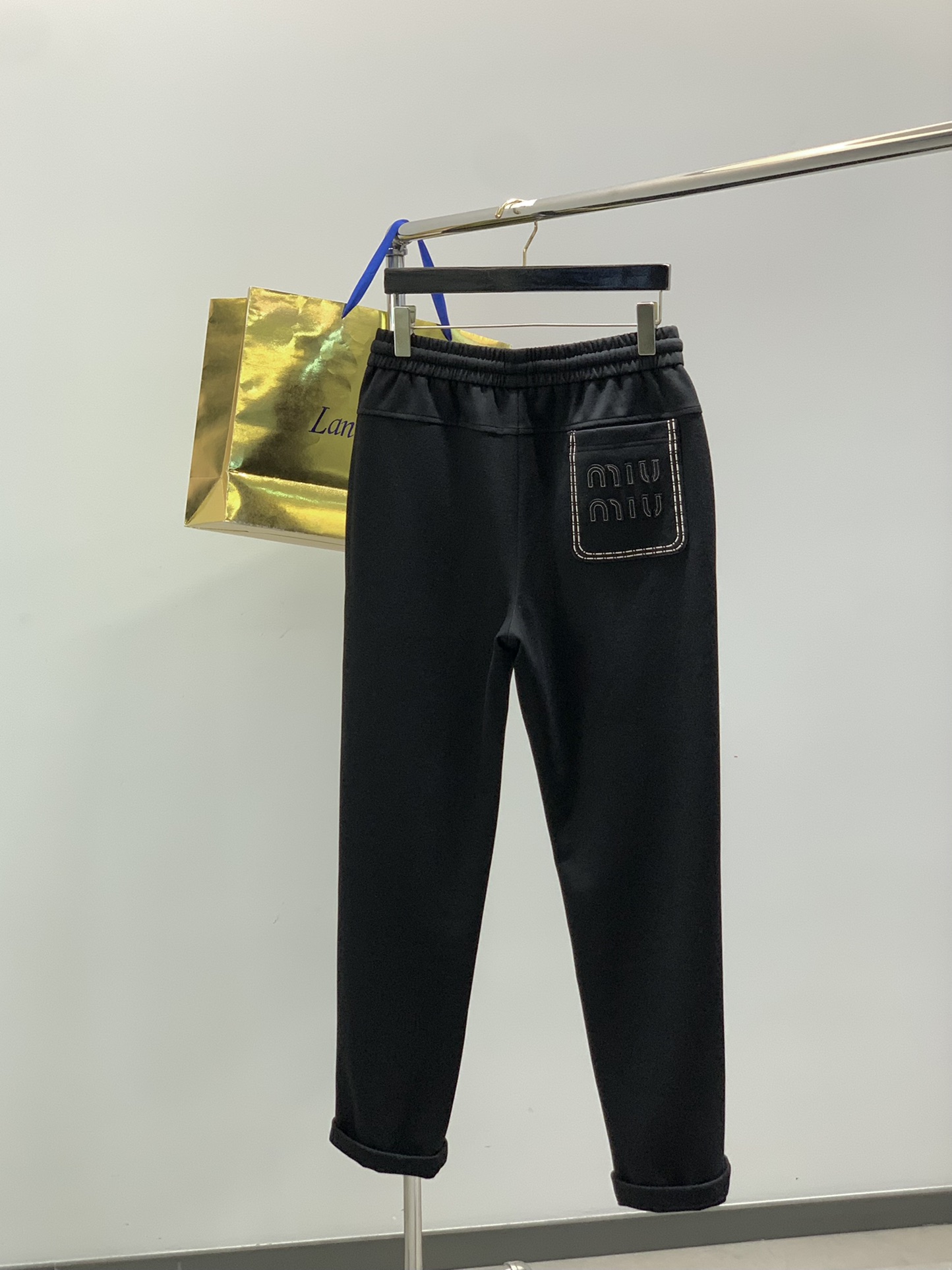 ，Miumiu25年秋冬最新家直筒卫裤，复合超质感面料。进口面料天丝+羊毛+莫代尔结合的面料。 宽松版型