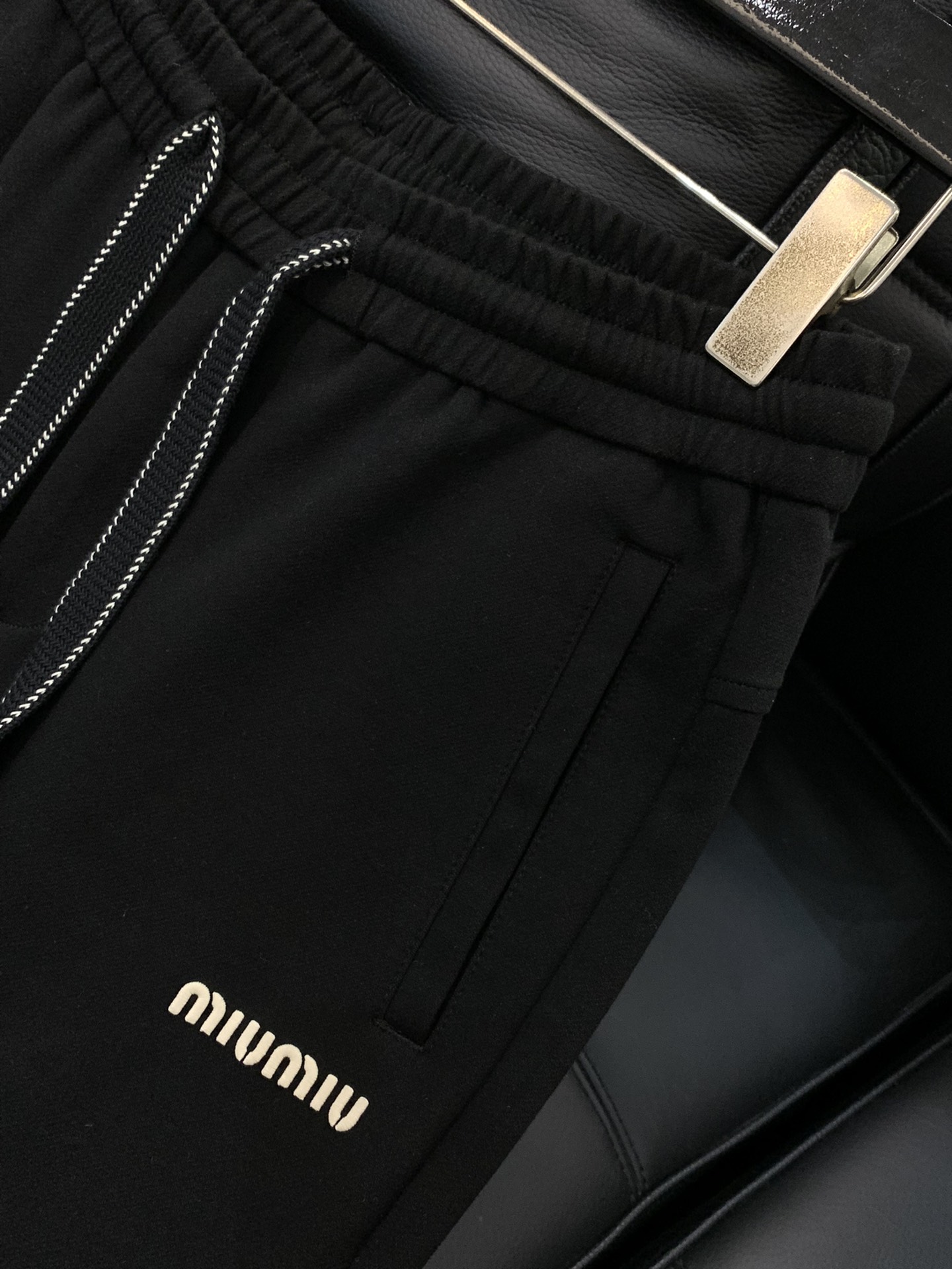 ，Miumiu25年秋冬最新家直筒卫裤，复合超质感面料。进口面料天丝+羊毛+莫代尔结合的面料。 宽松版型