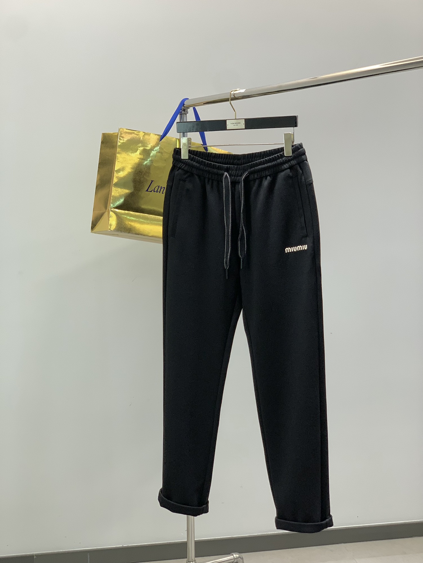 NO:611060,, Miumiu's latest straight-leg sweatpants for the fall and winter of 25, made of composite super-textured fabrics. Made of imported Tencel + wool + modal fabrics. The loose-fitting design is relaxed and comfortable... The lining is skin-friendly and comfortable, and the embroidery three-dimensional craftsmanship is awesome. A must-have. Available in black and gray. M-3xL. M size waist 76-86 hip 110 trouser length 103 other sizes waist and hip in increments of 4-5cm  Pants length varies by 1.3cm per size,,miumiu,alexander wang19860909,Miumiu25年秋冬最新家直筒卫裤,复合超质感面料.进口面料天丝+羊毛+莫代尔结合的面料. 宽松版型设计松弛舒适…内里亲肤舒适,刺绣立体工艺牛逼.必入. 黑 灰两色入. m-3xL. m码腰围76-86 臀围110 裤长103 其他码腰围臀围每码递增4-5cm 裤长每码相差1.3cm,,miumiu,alexander wang,Men's clothing