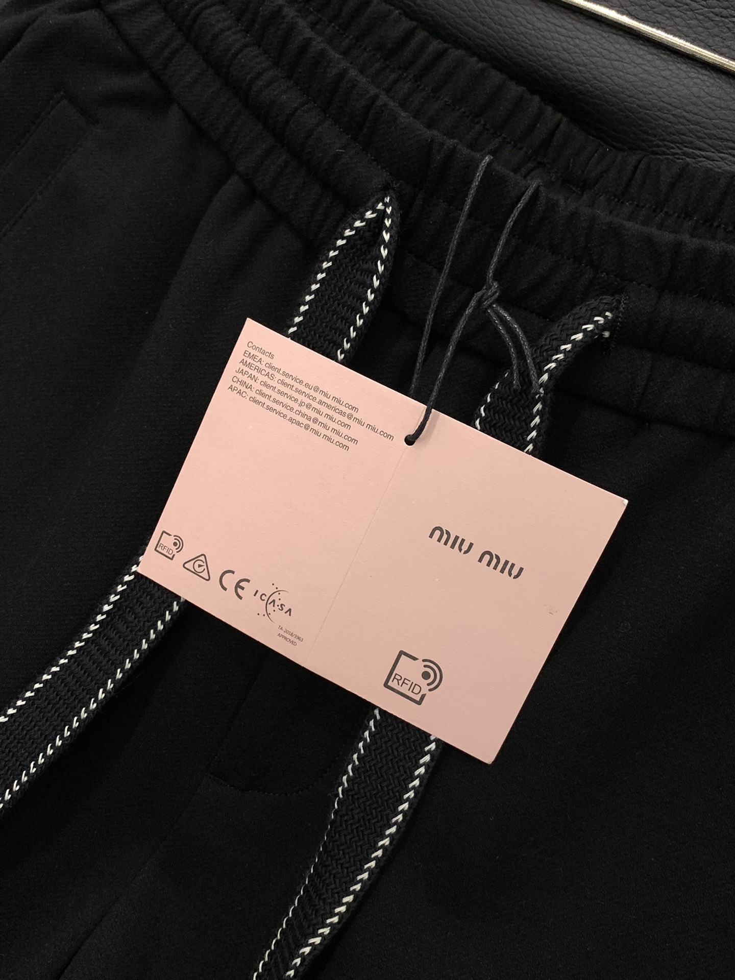 ，Miumiu25年秋冬最新家直筒卫裤，复合超质感面料。进口面料天丝+羊毛+莫代尔结合的面料。 宽松版型