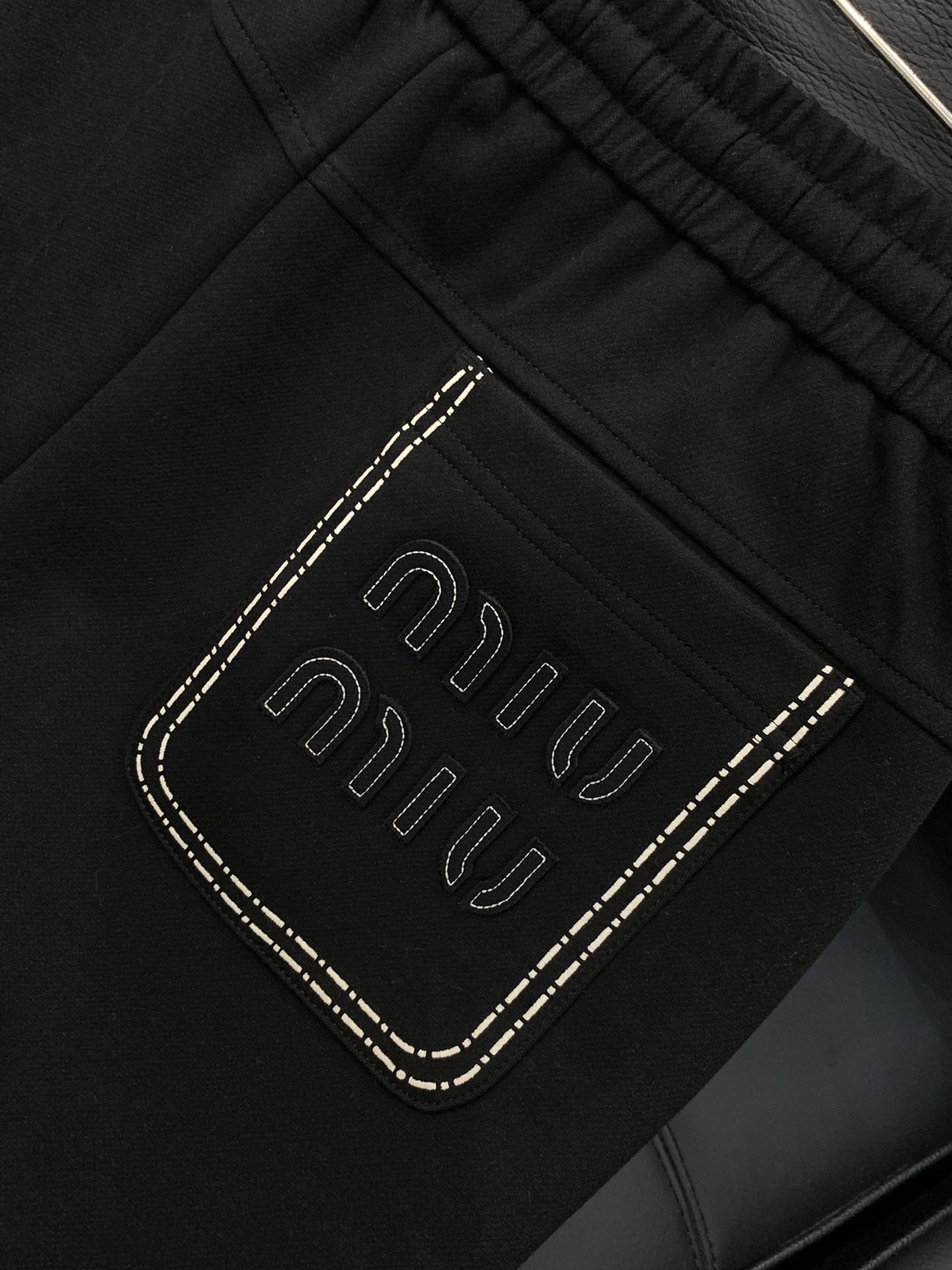 ，Miumiu25年秋冬最新家直筒卫裤，复合超质感面料。进口面料天丝+羊毛+莫代尔结合的面料。 宽松版型