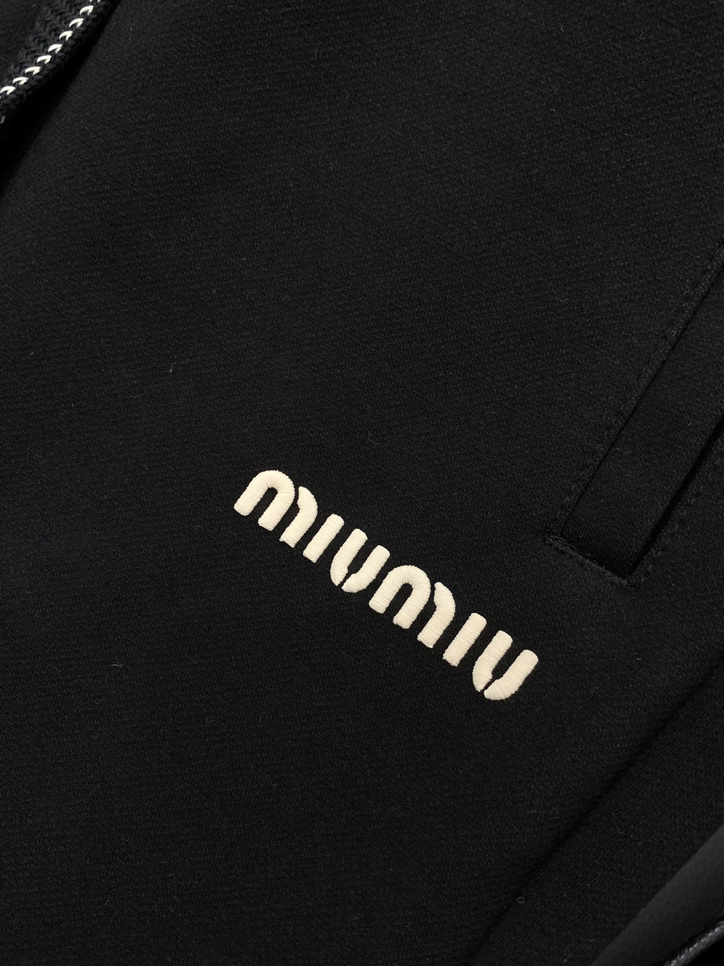 ，Miumiu25年秋冬最新家直筒卫裤，复合超质感面料。进口面料天丝+羊毛+莫代尔结合的面料。 宽松版型