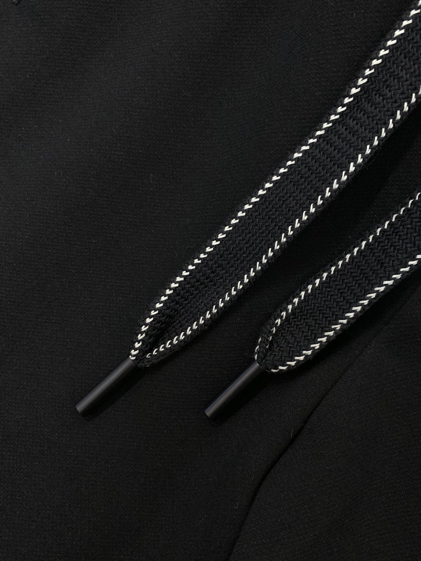 ，Miumiu25年秋冬最新家直筒卫裤，复合超质感面料。进口面料天丝+羊毛+莫代尔结合的面料。 宽松版型