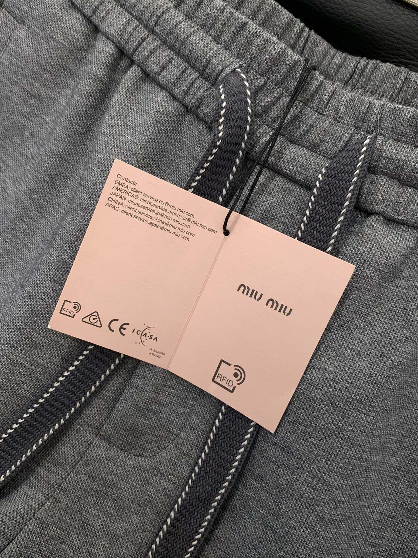 ，Miumiu25年秋冬最新家直筒卫裤，复合超质感面料。进口面料天丝+羊毛+莫代尔结合的面料。 宽松版型