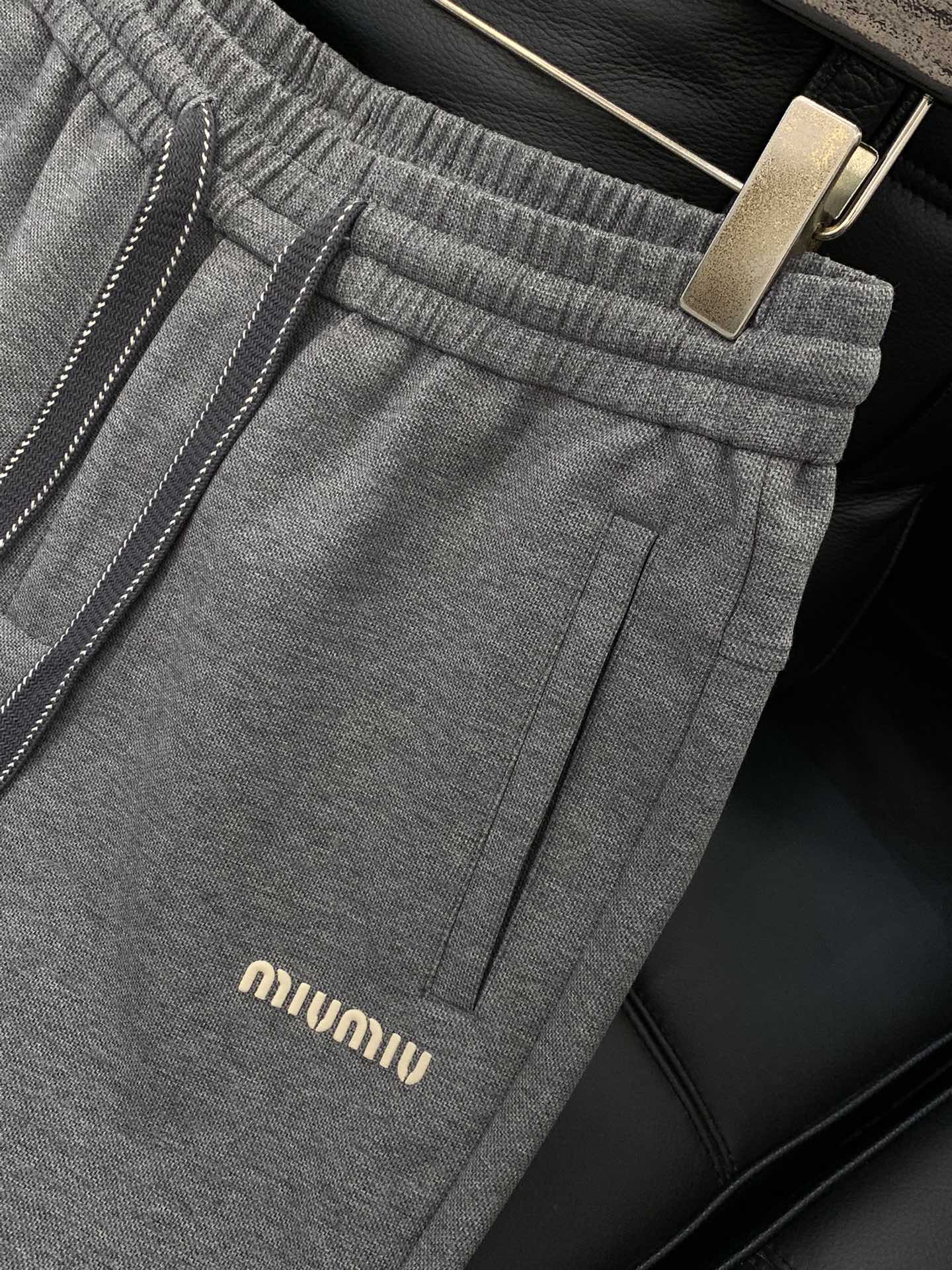 ，Miumiu25年秋冬最新家直筒卫裤，复合超质感面料。进口面料天丝+羊毛+莫代尔结合的面料。 宽松版型