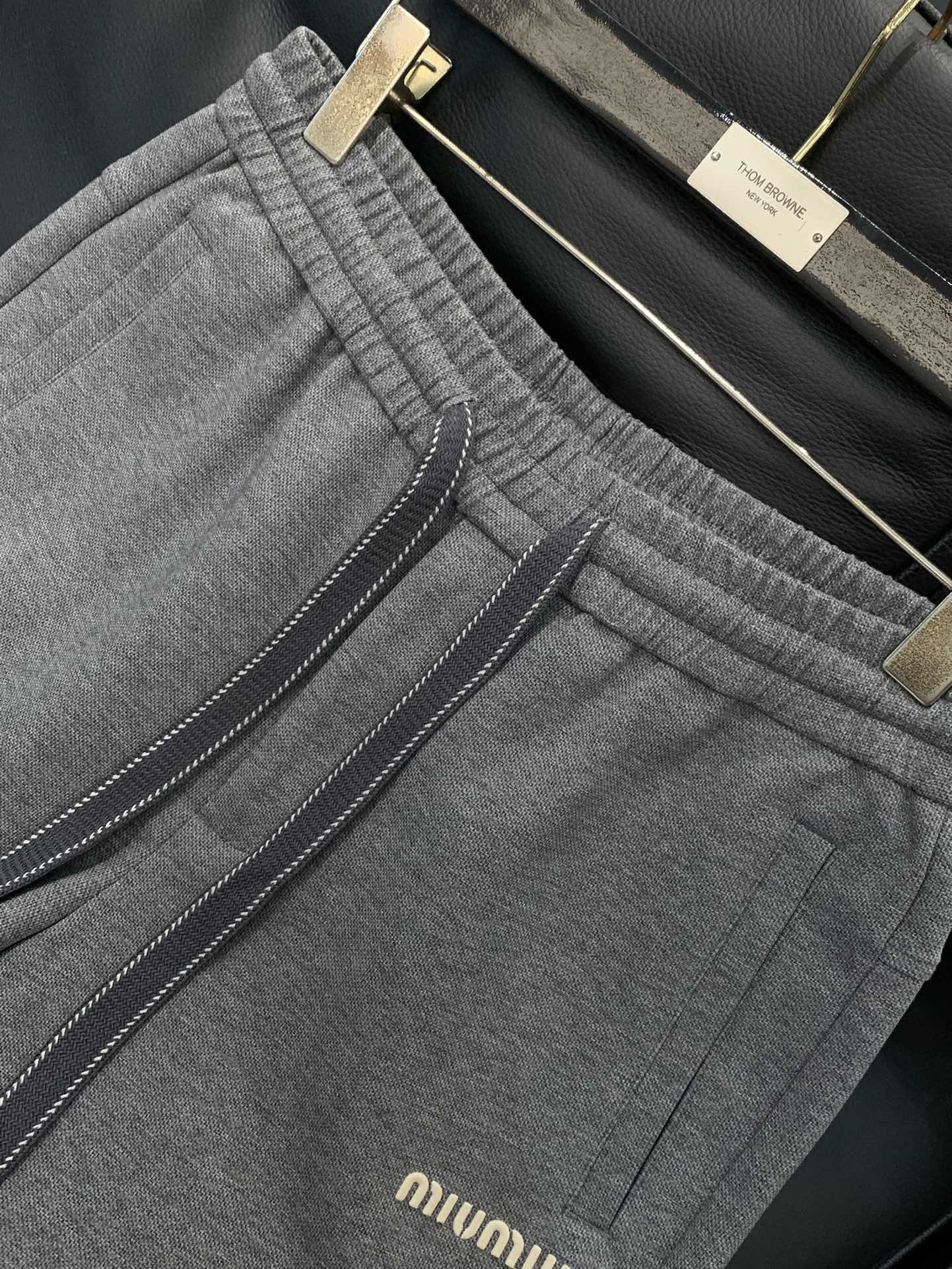 ，Miumiu25年秋冬最新家直筒卫裤，复合超质感面料。进口面料天丝+羊毛+莫代尔结合的面料。 宽松版型