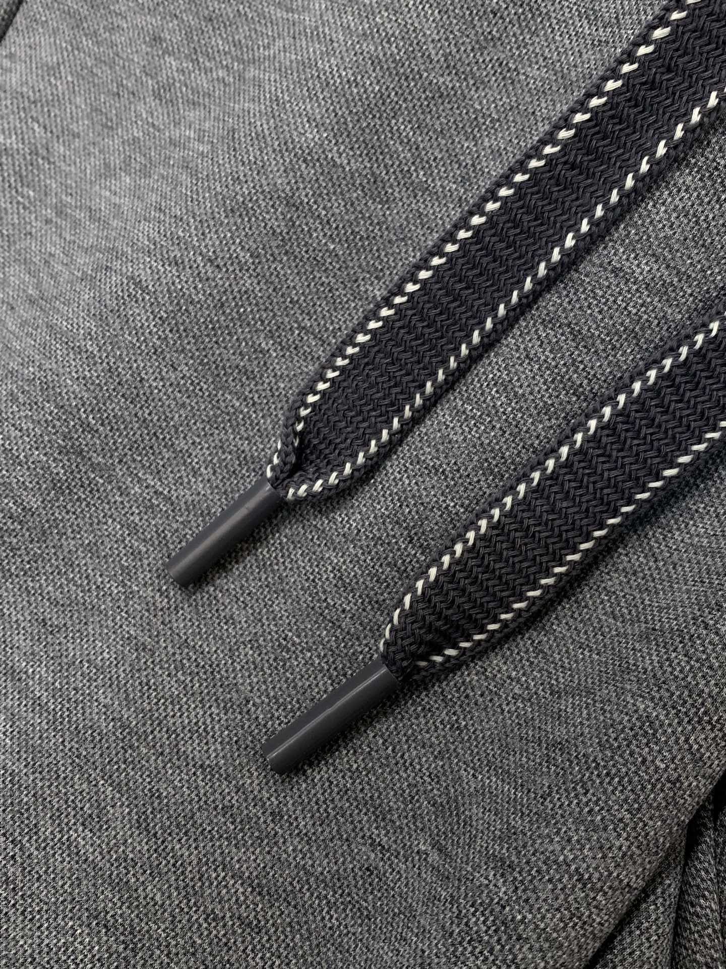 ，Miumiu25年秋冬最新家直筒卫裤，复合超质感面料。进口面料天丝+羊毛+莫代尔结合的面料。 宽松版型