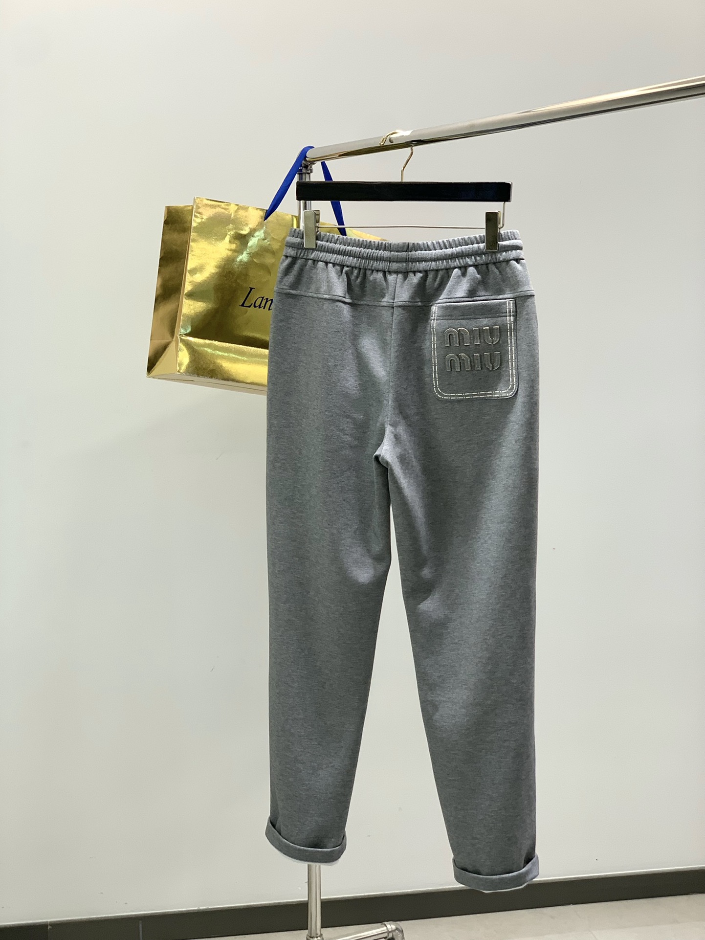 ，Miumiu25年秋冬最新家直筒卫裤，复合超质感面料。进口面料天丝+羊毛+莫代尔结合的面料。 宽松版型