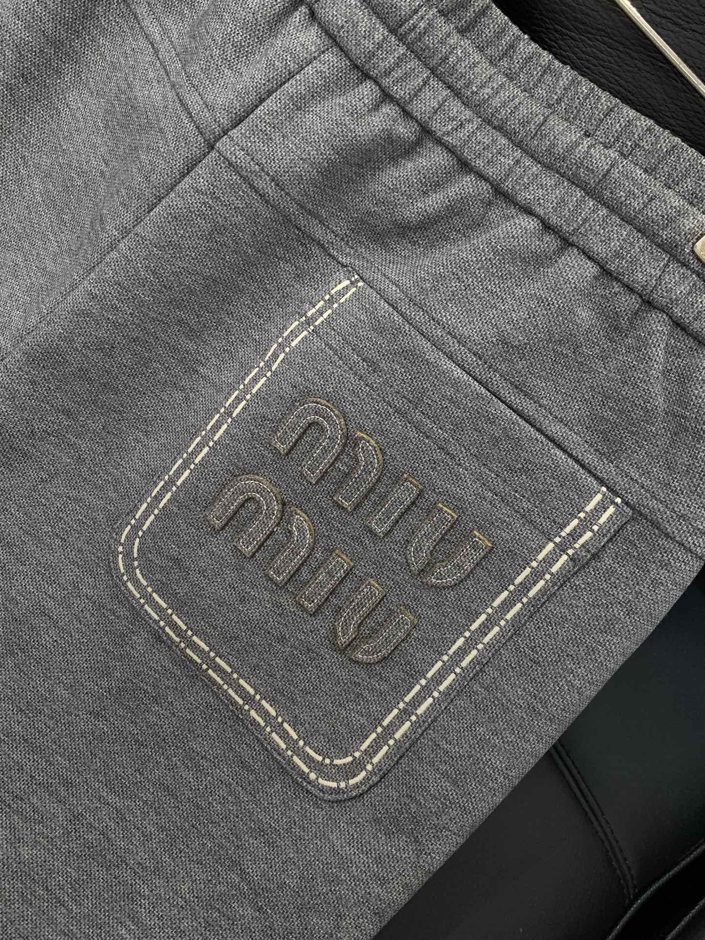 ，Miumiu25年秋冬最新家直筒卫裤，复合超质感面料。进口面料天丝+羊毛+莫代尔结合的面料。 宽松版型