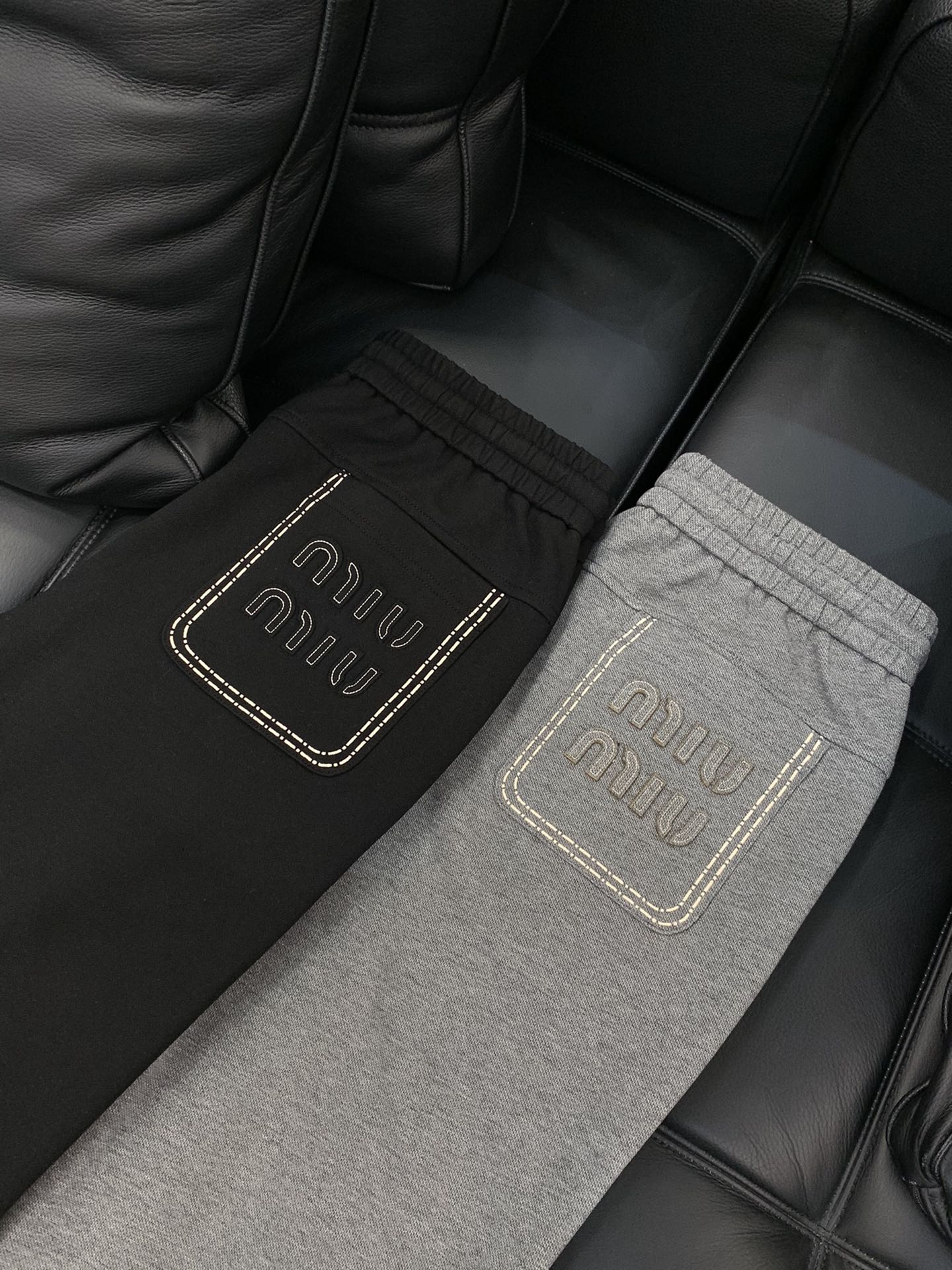 ，Miumiu25年秋冬最新家直筒卫裤，复合超质感面料。进口面料天丝+羊毛+莫代尔结合的面料。 宽松版型