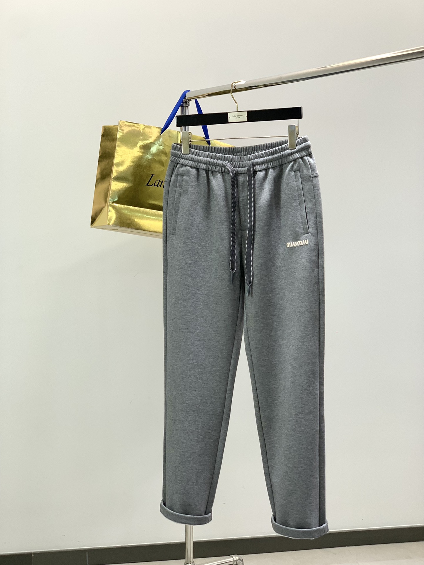 ，Miumiu25年秋冬最新家直筒卫裤，复合超质感面料。进口面料天丝+羊毛+莫代尔结合的面料。 宽松版型