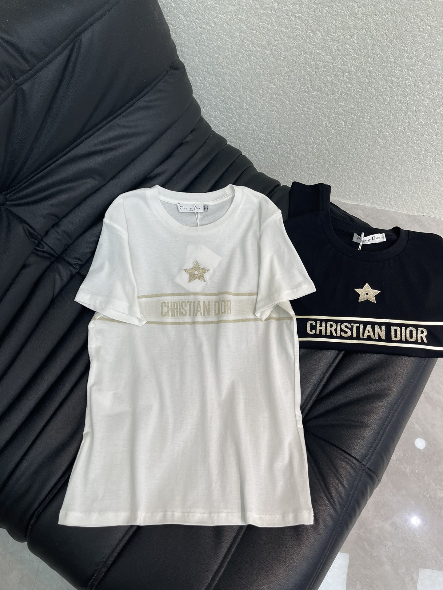 NO:607408,Dio*2026 early spring new product, exquisite embroidered short-sleeved T-shirt, high-end fabric, skin-friendly, breathable and comfortable, iconic letter pattern, low-key luxury SML, dior, T-shirt, tees, t-shirt, alexander wang19860909Dio*2026早春新品 精致刺绣短袖T恤 高订面料 亲肤透气舒适 标志性字母图案低调奢华 SML,,dior,T-shirt,tees，t-shirt,alexander wang,Women's clothing