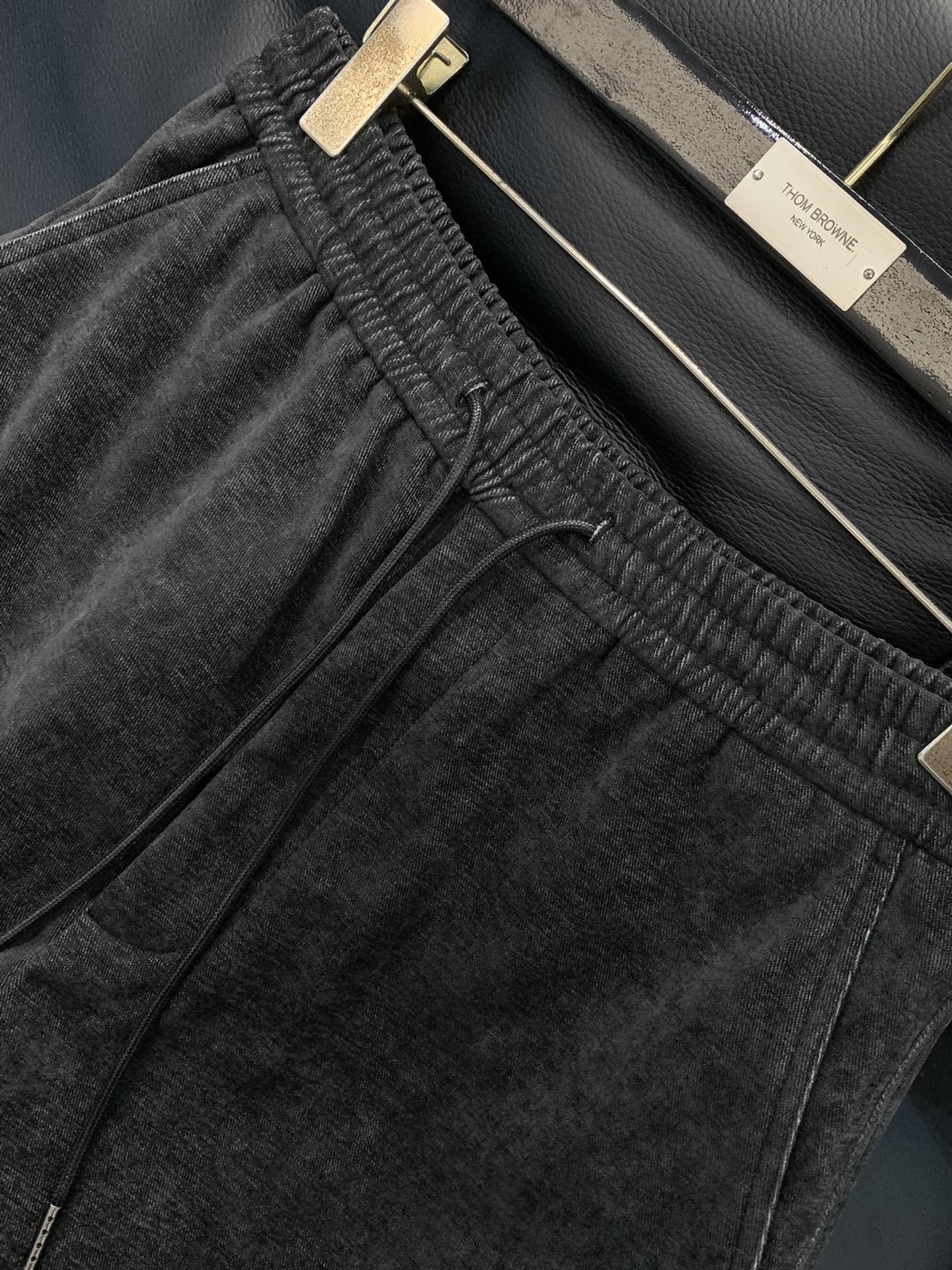 ，JIL 抽绳宽松休闲裤时尚系列，独特设计，抽绳休闲长裤 订纱开始订染和订纺。国内某大厂出口日本 和供应