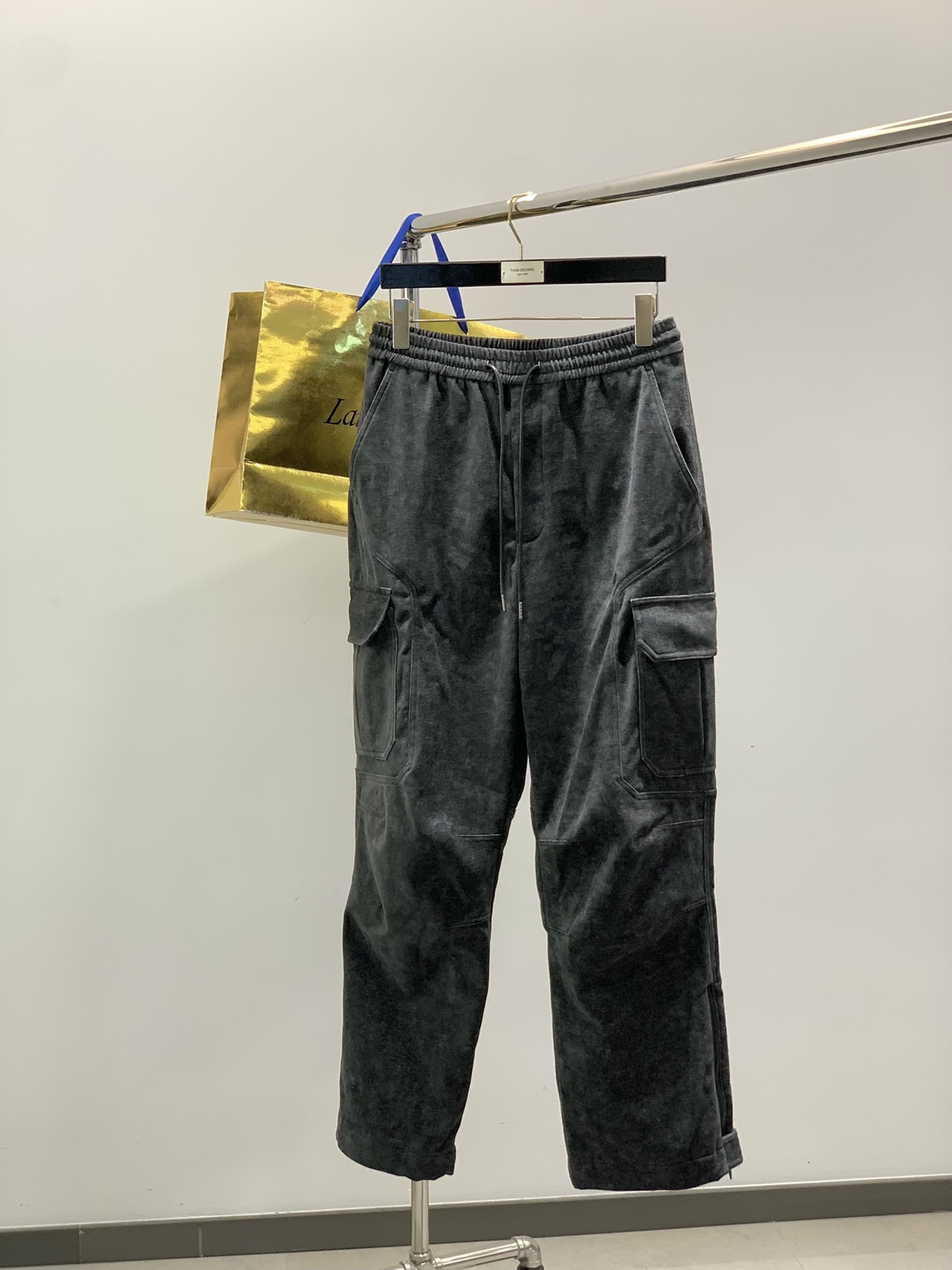 NO:611053,, JIL Drawstring Loose Casual Pants Fashion Series, Unique Design, Drawstring Casual Pants. Ordered yarn and started dyeing and spinning. A major domestic factory exports to Japan and supplies fabrics of several top brands. Very wide and stylish, solving the problem of discoloration after washing. The pants are neat and elegant, size S-L. Size S. M. L. Pants length 105 106.5108 Waist 74 78 82  Hips 116 120 124,,jil sander,alexander wang19860909,JIL 抽绳宽松休闲裤 时尚系列,独特设计,抽绳休闲长裤 订纱开始订染和订纺. 国内某大厂出口日本 和供应几大顶级品牌的面料. 挺阔有型 , 解决 , 洗涤变色的问题. 裤型利落大气 , 尺码S-L 尺码 S. M. L. 裤长105 106.5108 腰围74 78 82 臀围116 120 124,,jil sander,alexander wang,Men's clothing