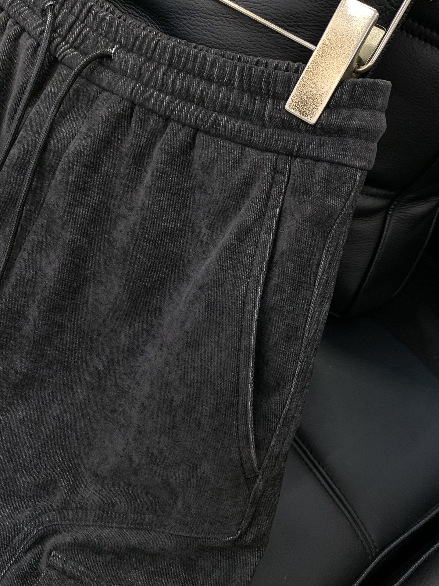 ，JIL 抽绳宽松休闲裤时尚系列，独特设计，抽绳休闲长裤 订纱开始订染和订纺。国内某大厂出口日本 和供应