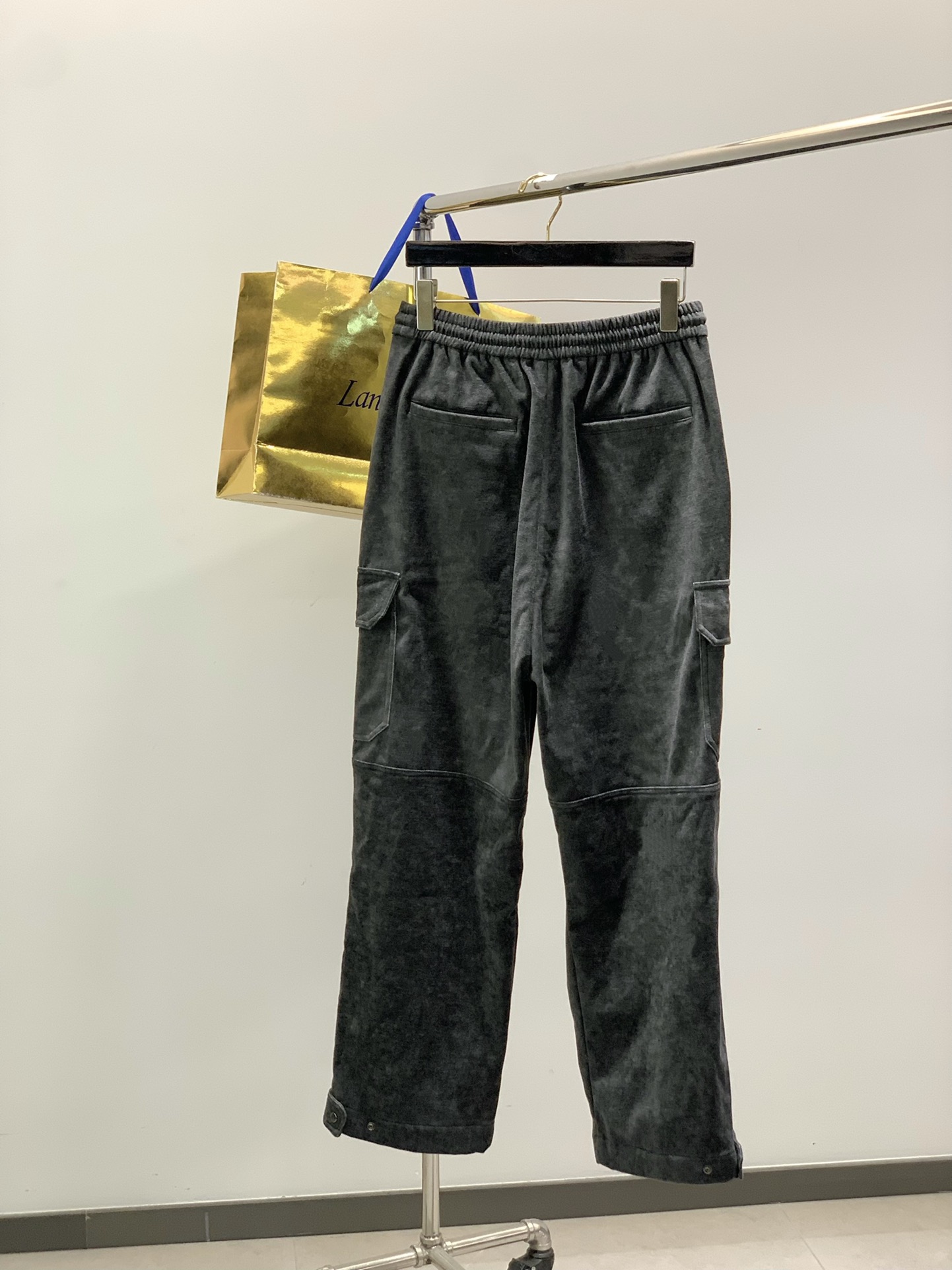 ，JIL 抽绳宽松休闲裤时尚系列，独特设计，抽绳休闲长裤 订纱开始订染和订纺。国内某大厂出口日本 和供应