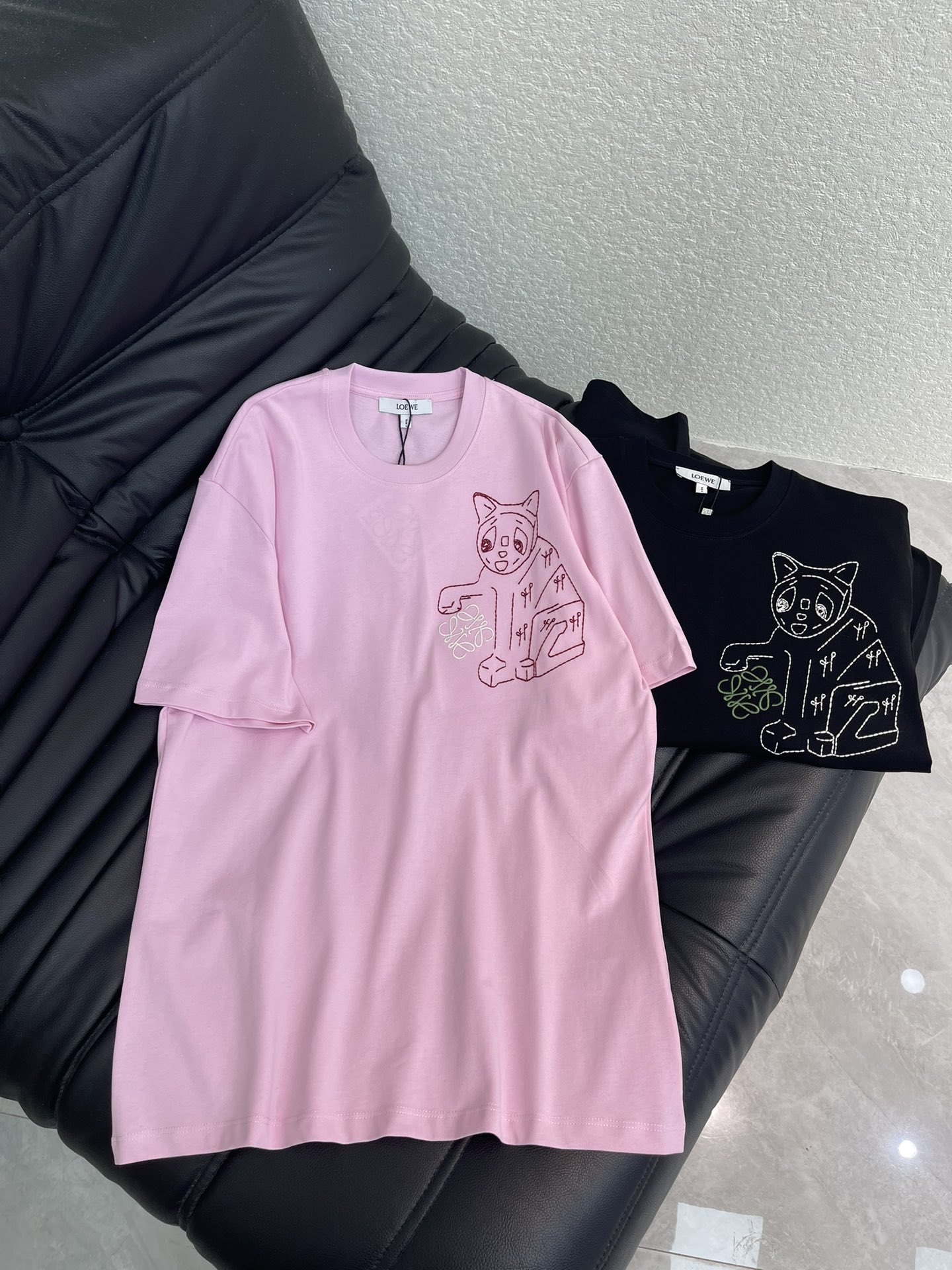 NO:607414,Loe*｜25 new embroidered short-sleeved T-shirts, exquisite and loose fit, making the upper body slimmer!  Same style for men and women, customized with the latest craftsmanship, low-key luxury!  Fashionable must-have items to unlock all outfits!  SML A,,loewe,T-shirt,tees,t-shirt,alexander wang19860909Loe*｜25新品刺绣短袖T恤 精致宽松版型上身巨显瘦！男女同款 定制最新工艺 低调奢华！ 时髦精必备单品解锁所有穿搭！ SML A,,loewe,T-shirt,tees，t-shirt,alexander wang,Women's clothing