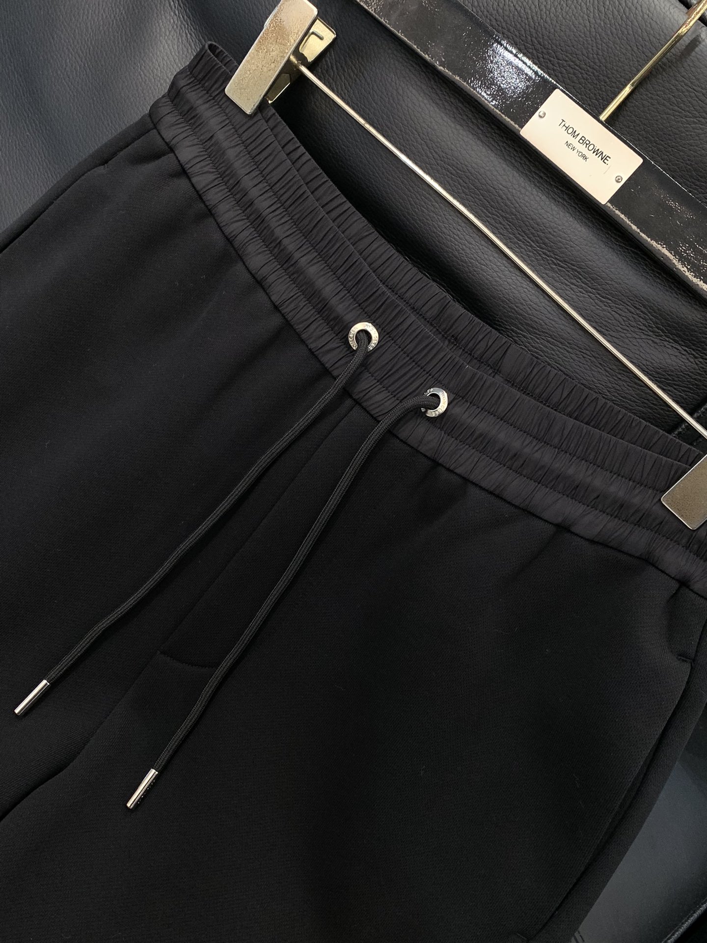 ，蒙口 2025秋冬🆕Mo*cl*r 尼龙工装贴袋棉质运动休闲卫裤 常规直筒设计裁剪兼具个性时尚范儿,怎