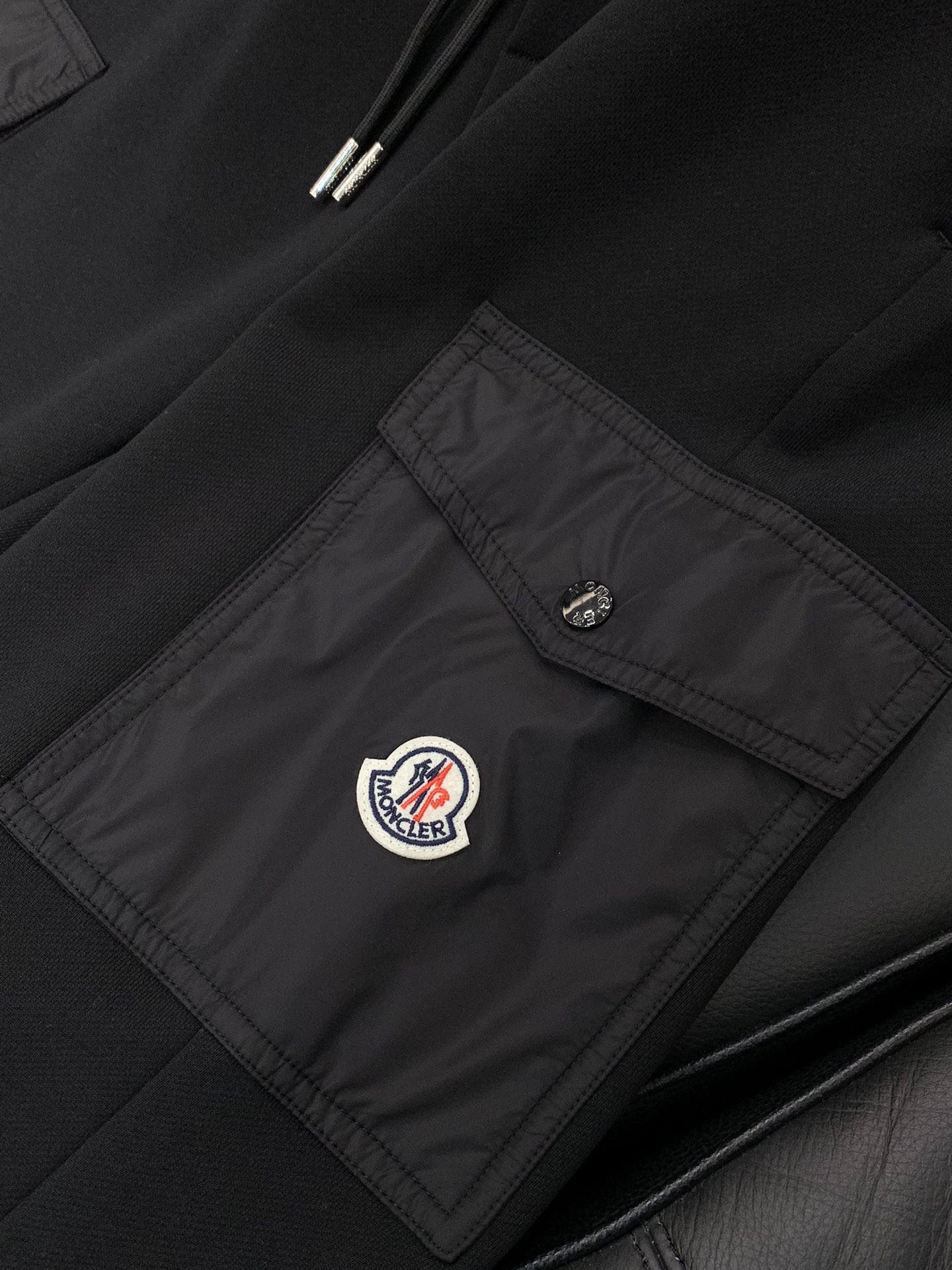 ，蒙口 2025秋冬🆕Mo*cl*r 尼龙工装贴袋棉质运动休闲卫裤 常规直筒设计裁剪兼具个性时尚范儿,怎