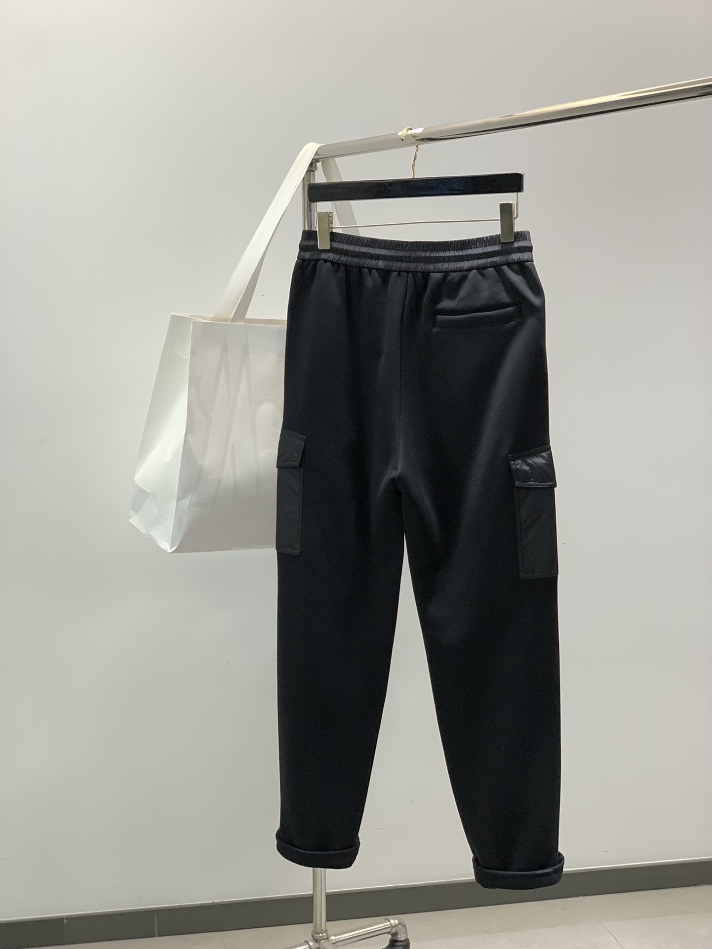 ，蒙口 2025秋冬🆕Mo*cl*r 尼龙工装贴袋棉质运动休闲卫裤 常规直筒设计裁剪兼具个性时尚范儿,怎