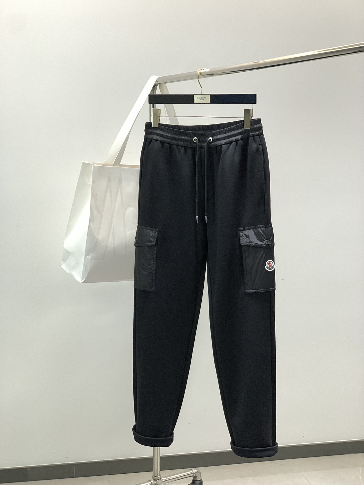 NO:611072,, Meng Mouth Autumn and Winter Mo*cl*r nylon workwear patch pocket cotton sports casual sweatpants. Conventional straight design and tailoring with a personalized and fashionable style. It looks good no matter how you match it. It is inherently extraordinary. The knitted cotton material has an extremely delicate oily texture. It has a high elastic recovery effect, is breathable and comfortable without stuffiness.  The fiber nylon workwear patch pocket design adds a vibrant visual to the overall look. The shape and color control are perfect, and the MON felt badge still has an irresistible charm. Same style for men and women. Color: black. Size: M=29/30 L=31/32 XL=33/34 XXL=36  L code: waist circumference 76cm - leg circumference 64cm - crotch 33cm - crotch length 106cm  XXXL code: waist 88cm - leg 70cm - crotch 36cm - pants length 112cm, Moncler, alexander wang19860909,蒙口秋冬Mo*cl*r 尼龙工装贴袋棉质运动休闲卫裤 常规直筒设计裁剪兼具个性时尚范儿,怎么搭配都好看,与生俱来的不平凡. 针织棉材质极为细腻的油润质感.具有高弹性回复效果,透气舒适无闷热感. 纤维尼龙工装贴袋设计为整体造型增添活力满满的视觉,型色把控非常完美,MON毛毡徽章依旧具备无以抗拒的魅力. 男女同款 颜色:黑色 尺码:M=29/30 L=31/32 XL=33/34 XXL=36 XXXL=38 M码:腰围72cm-腿围62cm-裆位32cm-裤长104cm L码:腰围76cm-腿围64cm-裆位33cm-裤长106cm XL码:腰围80cm-腿围66cm-裆位34cm-裤长108cm XXL码:腰围84cm-腿围68cm-裆位35cm-裤长110cm XXXL码:腰围88cm-腿围70cm-裆位36cm-裤长112cm,,Moncler,alexander wang,Men's clothing