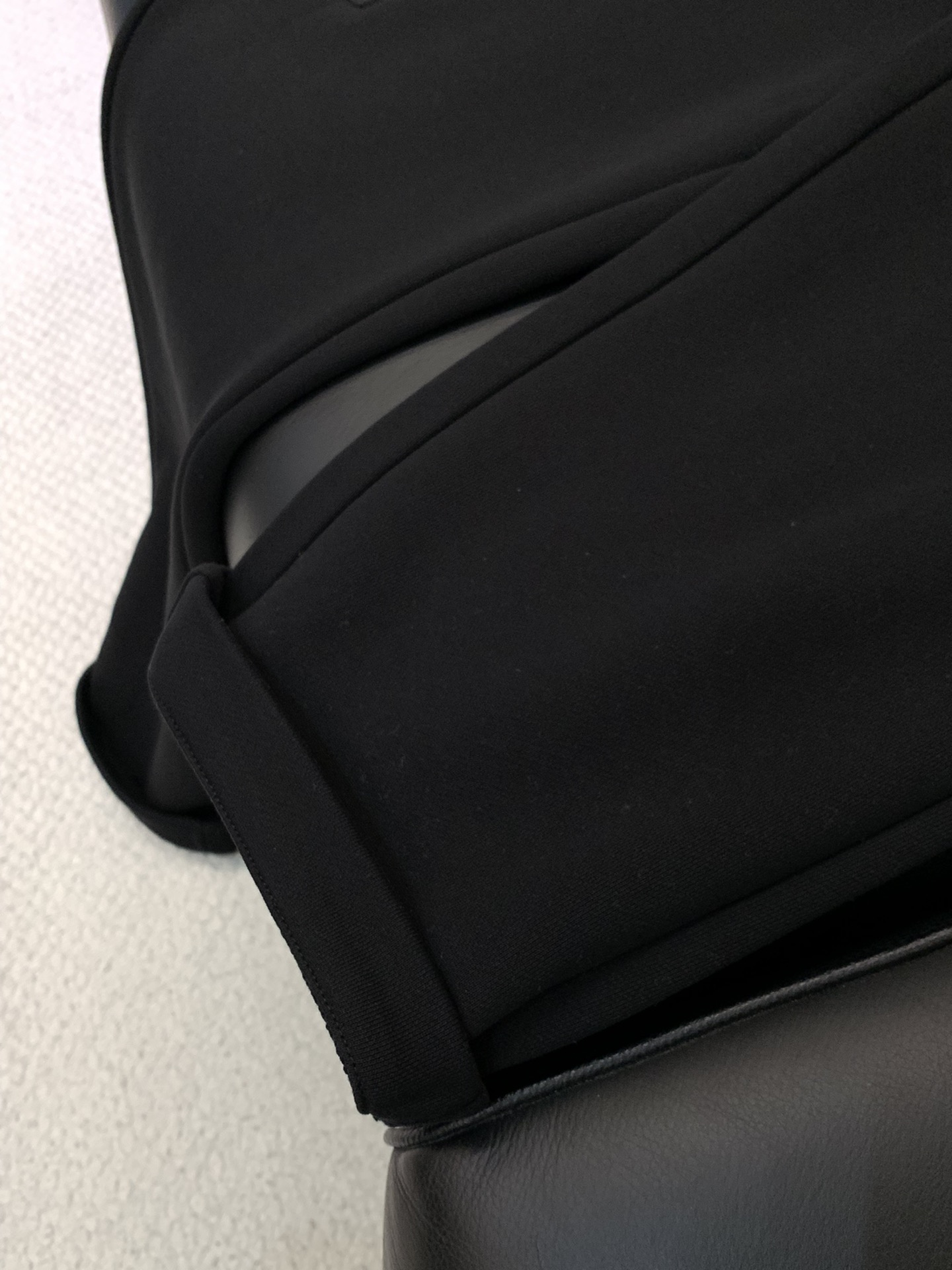 ，蒙口 2025秋冬🆕Mo*cl*r 尼龙工装贴袋棉质运动休闲卫裤 常规直筒设计裁剪兼具个性时尚范儿,怎