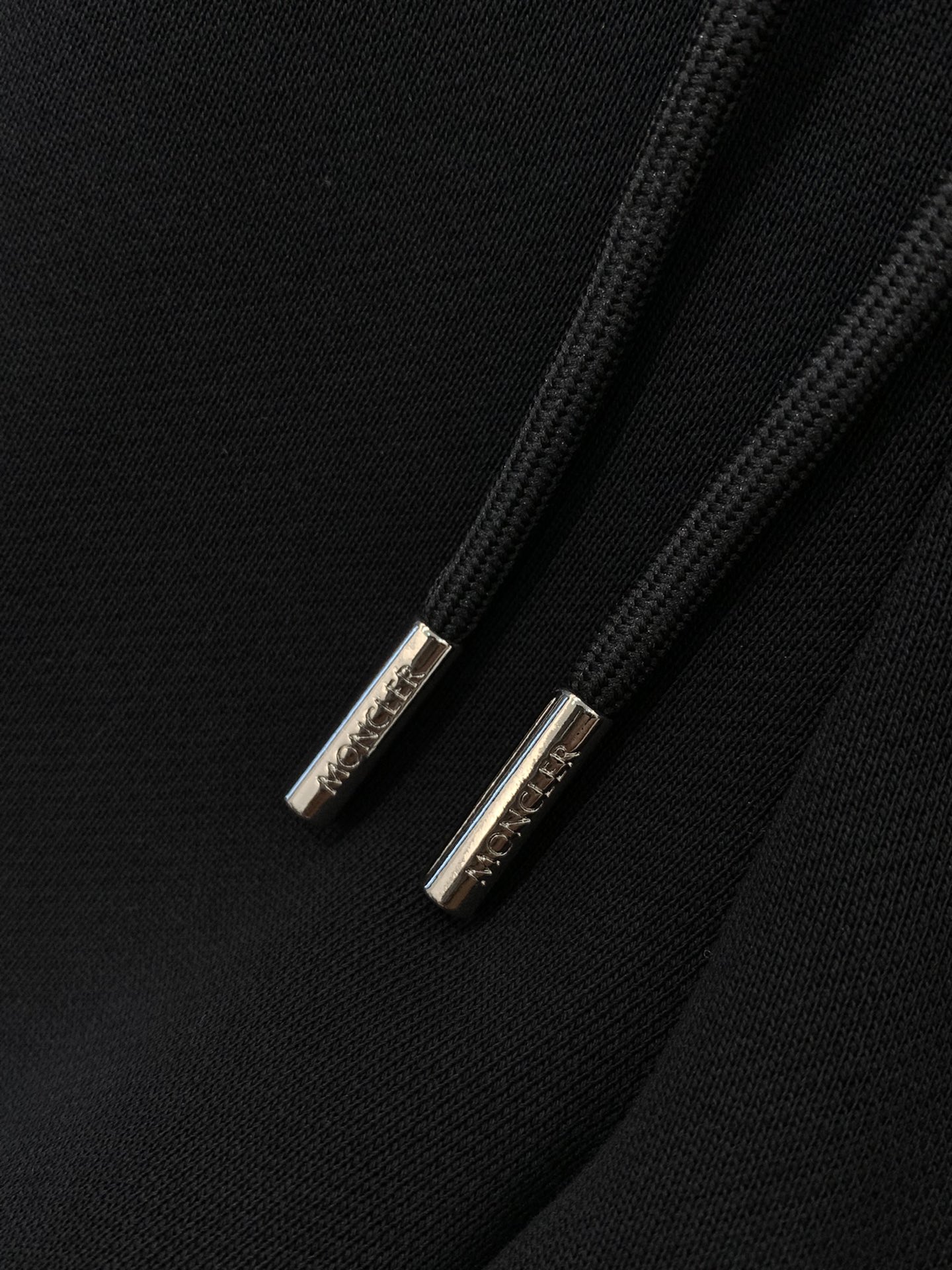 ，蒙口 2025秋冬🆕Mo*cl*r 尼龙工装贴袋棉质运动休闲卫裤 常规直筒设计裁剪兼具个性时尚范儿,怎