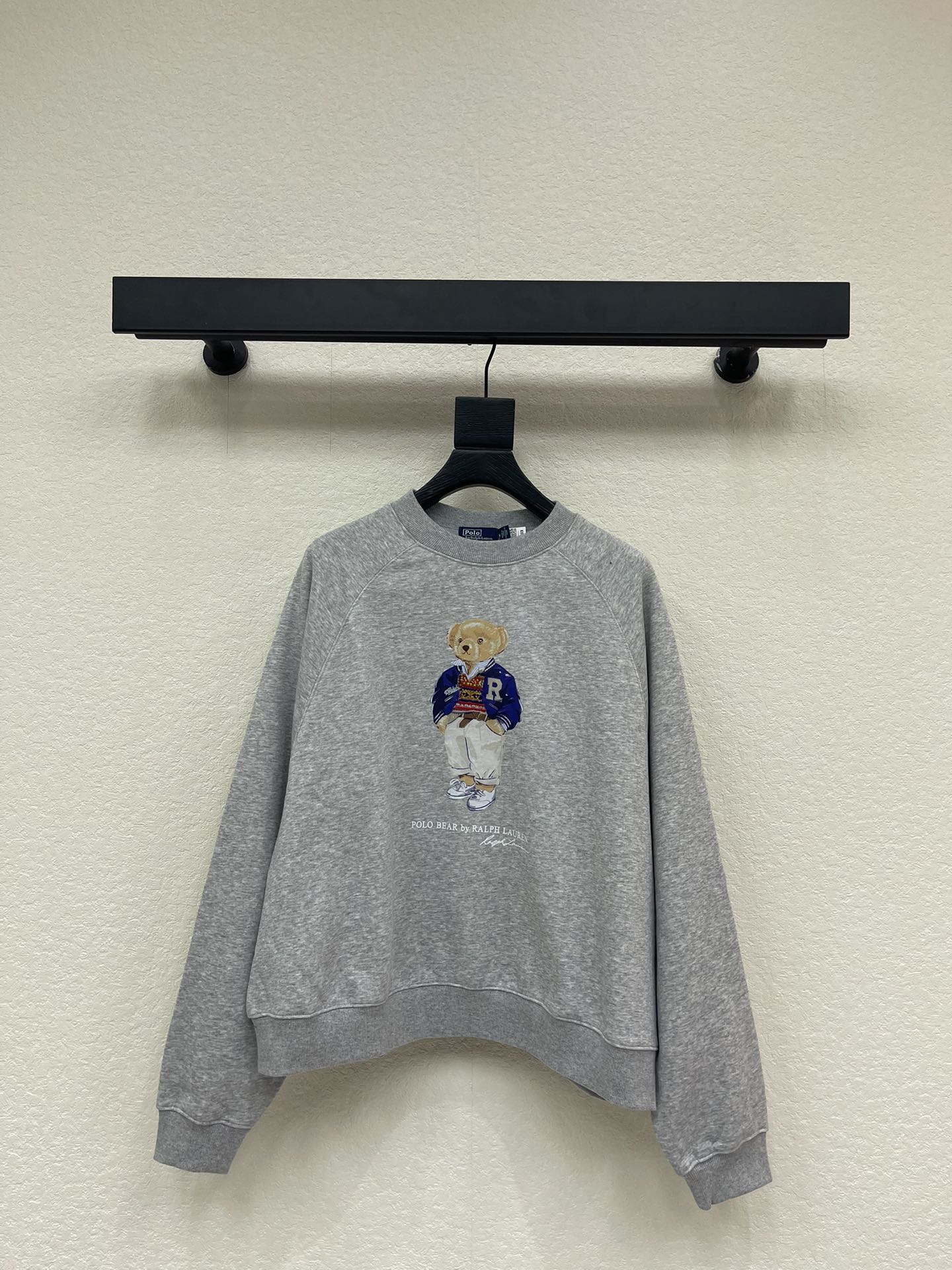 NO:607396,26 Spring Products LF women's new bear pattern printed round neck long-sleeved sweatshirt. The fabric is delicate and soft, skin-friendly and breathable, and can also be worn by sensitive skin. The lining is fish scale terry, which is flat and tight, dry and not stuffy. The medium thickness is suitable for spring and autumn, and can be layered in winter. XSSML,,hoodie,sweatshirts,alexander wang1986090926春品 LF女士新款小熊图案印花圆领长袖卫衣 面料细腻柔软、亲肤透气,敏感肌也能穿； 内里是鱼鳞纹毛圈,平整紧密,干爽不闷热,中等厚度适合春秋,冬季可叠穿 XSSML,,hoodie,sweatshirts,alexander wang,Women's clothing