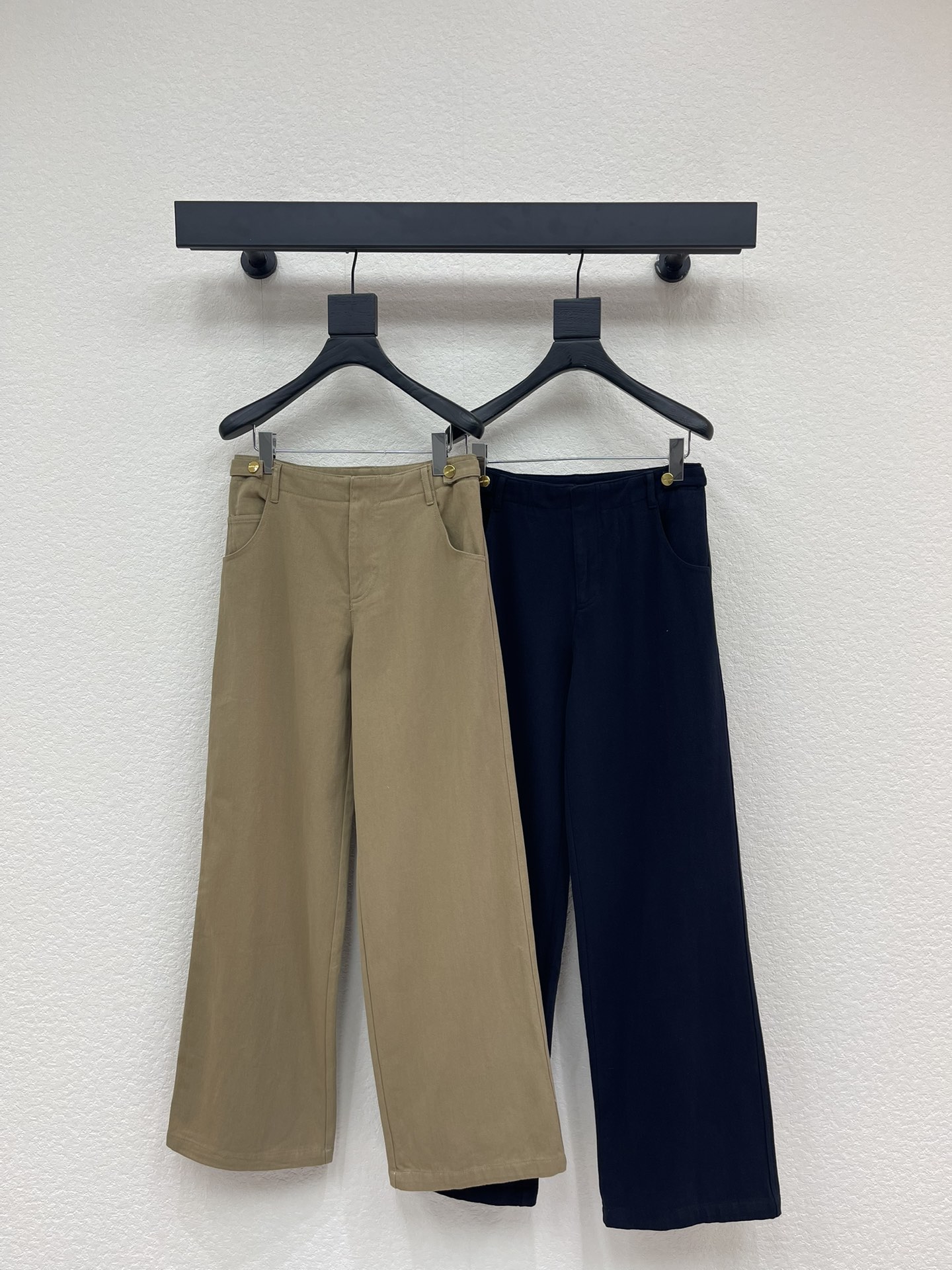 NO:607432,Miumi* side belt buckle wide-leg trousers. Customized YB twill cotton material. The fabric is soft and comfortable, slim and stylish. The high-waisted wide-leg trousers version uses the loose silhouette of the trouser legs to lengthen the leg line and modify the leg shape problem. It can be adjusted with buckles on both sides of the waist. The gold letter logo is imprinted with fashion points. The brand style is instantly improved. It is easy to control. It is full of high-street fashion style. The brushed short velvet inside is more warm. A pair of versatile trousers for every season, perfect for daily vacations and dates.  SML A,,miumiu,alexander wang19860909Miumi*侧腰带扣阔腿长裤 定制YB斜纹全棉材质,面料柔挺舒适,垂顺有型,高腰阔腿长裤版型,利用裤腿宽松廓形裤型,拉长腿部线条,修饰腿型问题,配合腰身两侧带扣调节,金色字母徽标印刻时尚加分,品牌格调瞬间提升,轻松驾驭,穿出满满的高街时髦风格,内里磨毛短绒更保暖,一条换季百搭长裤,度假约会日常 SML A,,miumiu,alexander wang,Women's clothing