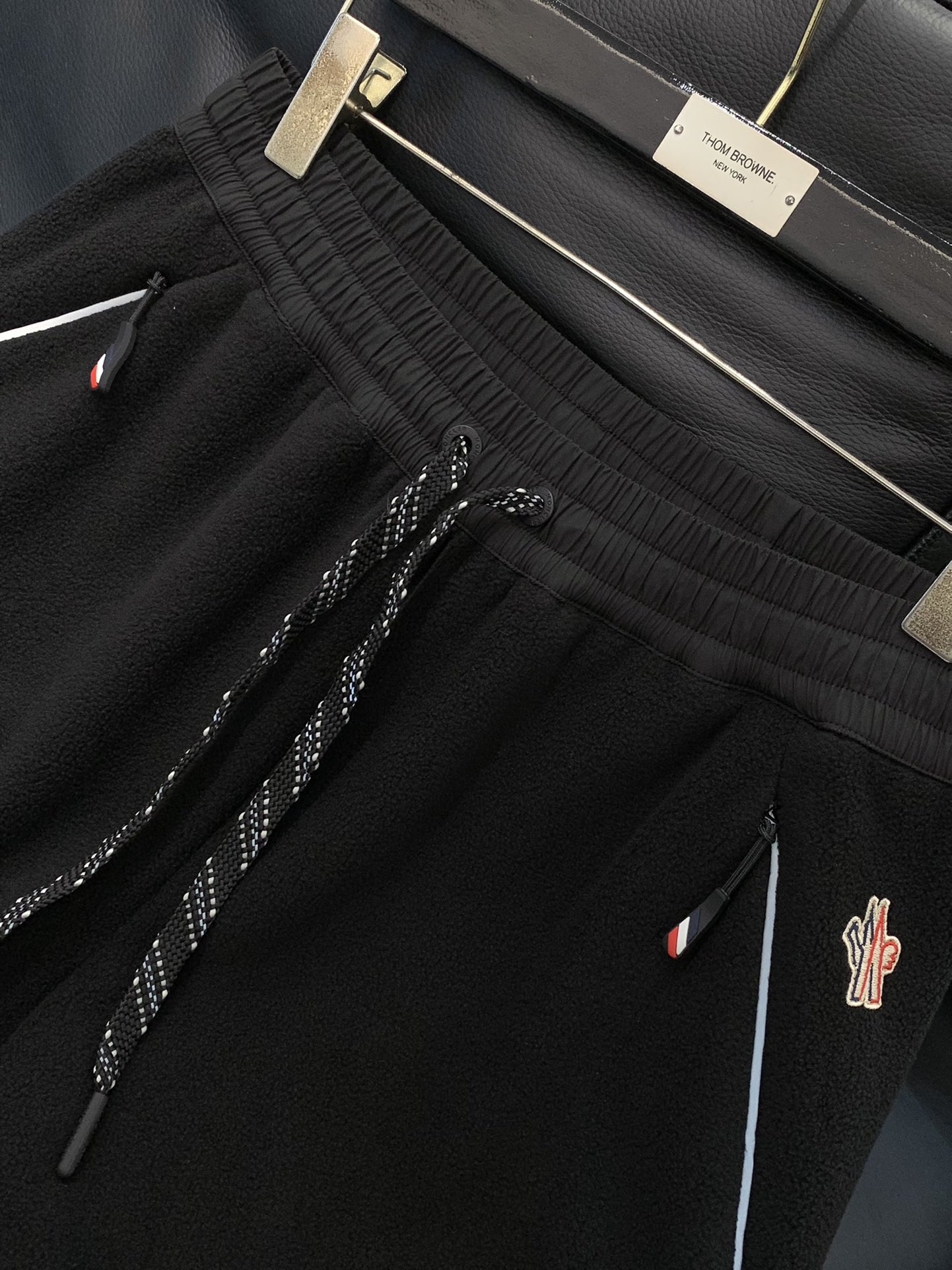 ，蒙口 抽绳摇粒绒休闲裤时尚系列，独特设计，抽绳休闲长裤 订纱开始订染和订纺。国内某大厂出口日本 和供应