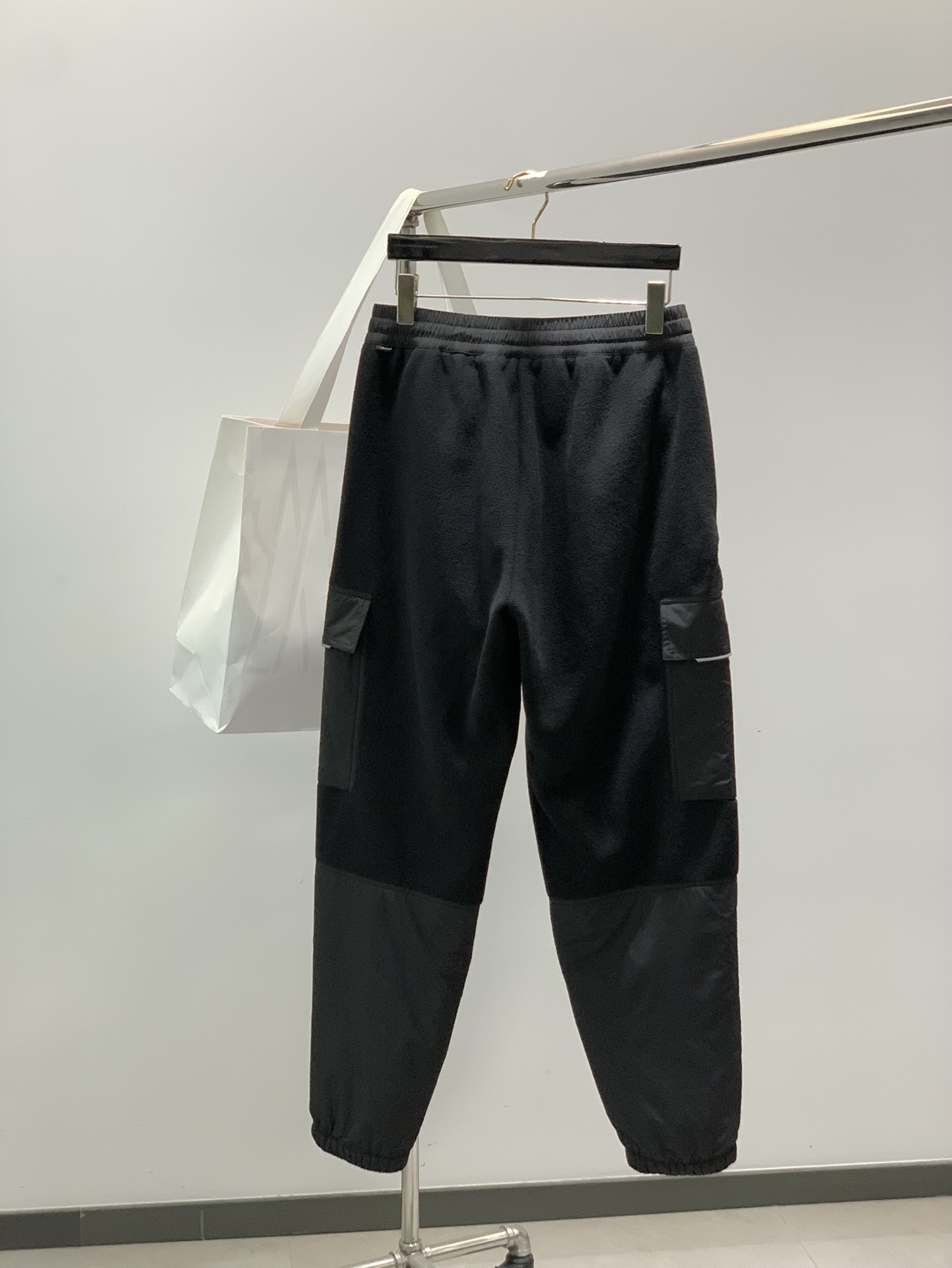 ，蒙口 抽绳摇粒绒休闲裤时尚系列，独特设计，抽绳休闲长裤 订纱开始订染和订纺。国内某大厂出口日本 和供应