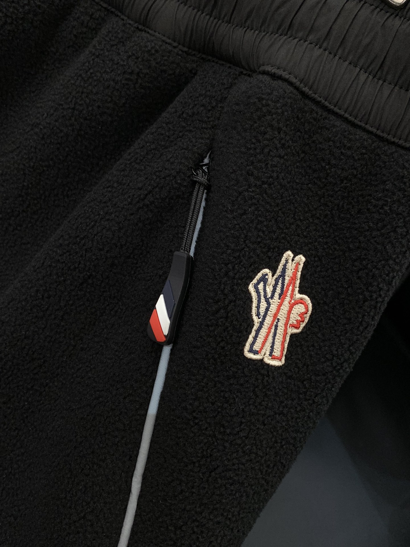 ，蒙口 抽绳摇粒绒休闲裤时尚系列，独特设计，抽绳休闲长裤 订纱开始订染和订纺。国内某大厂出口日本 和供应