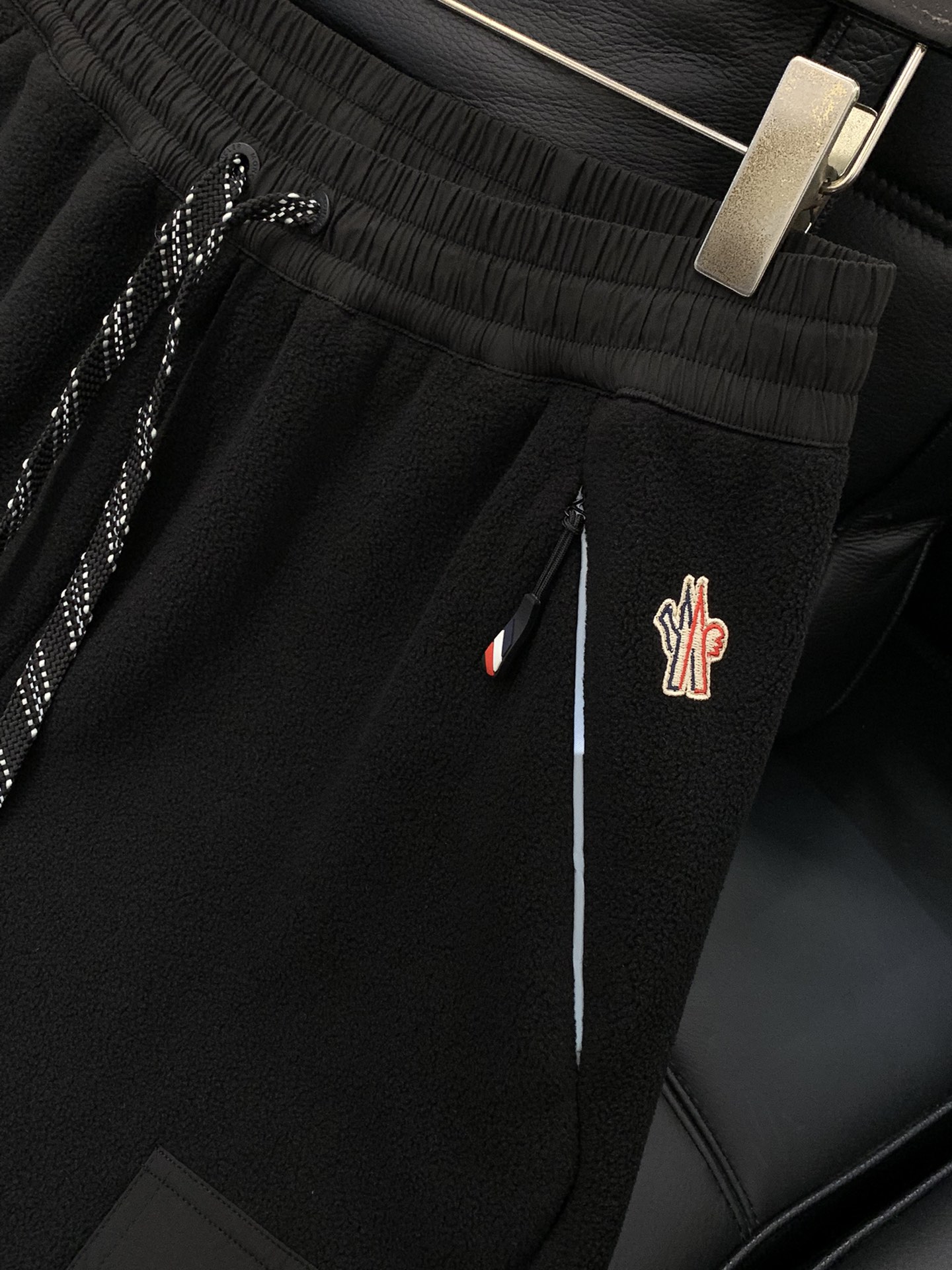 ，蒙口 抽绳摇粒绒休闲裤时尚系列，独特设计，抽绳休闲长裤 订纱开始订染和订纺。国内某大厂出口日本 和供应