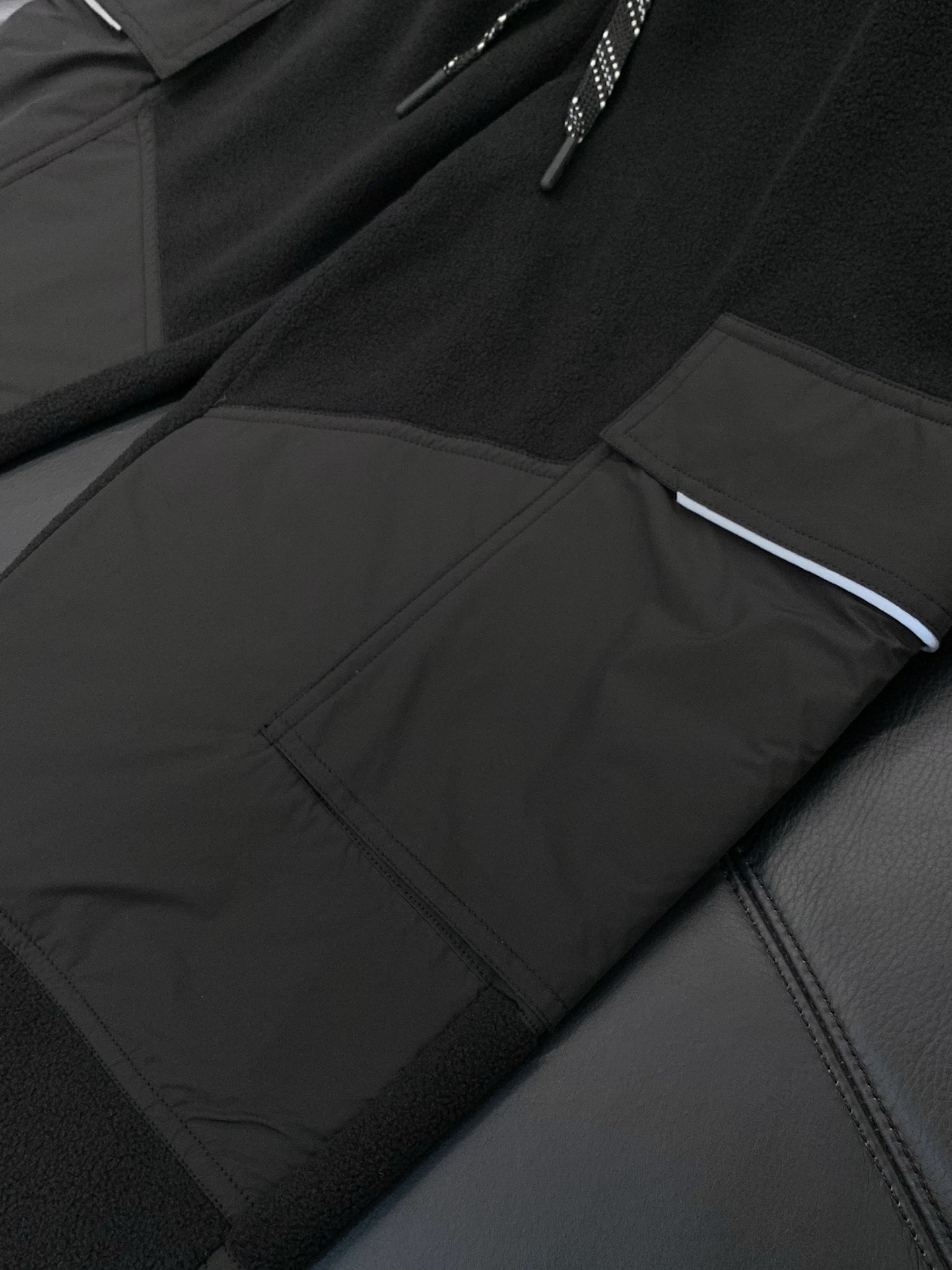 ，蒙口 抽绳摇粒绒休闲裤时尚系列，独特设计，抽绳休闲长裤 订纱开始订染和订纺。国内某大厂出口日本 和供应